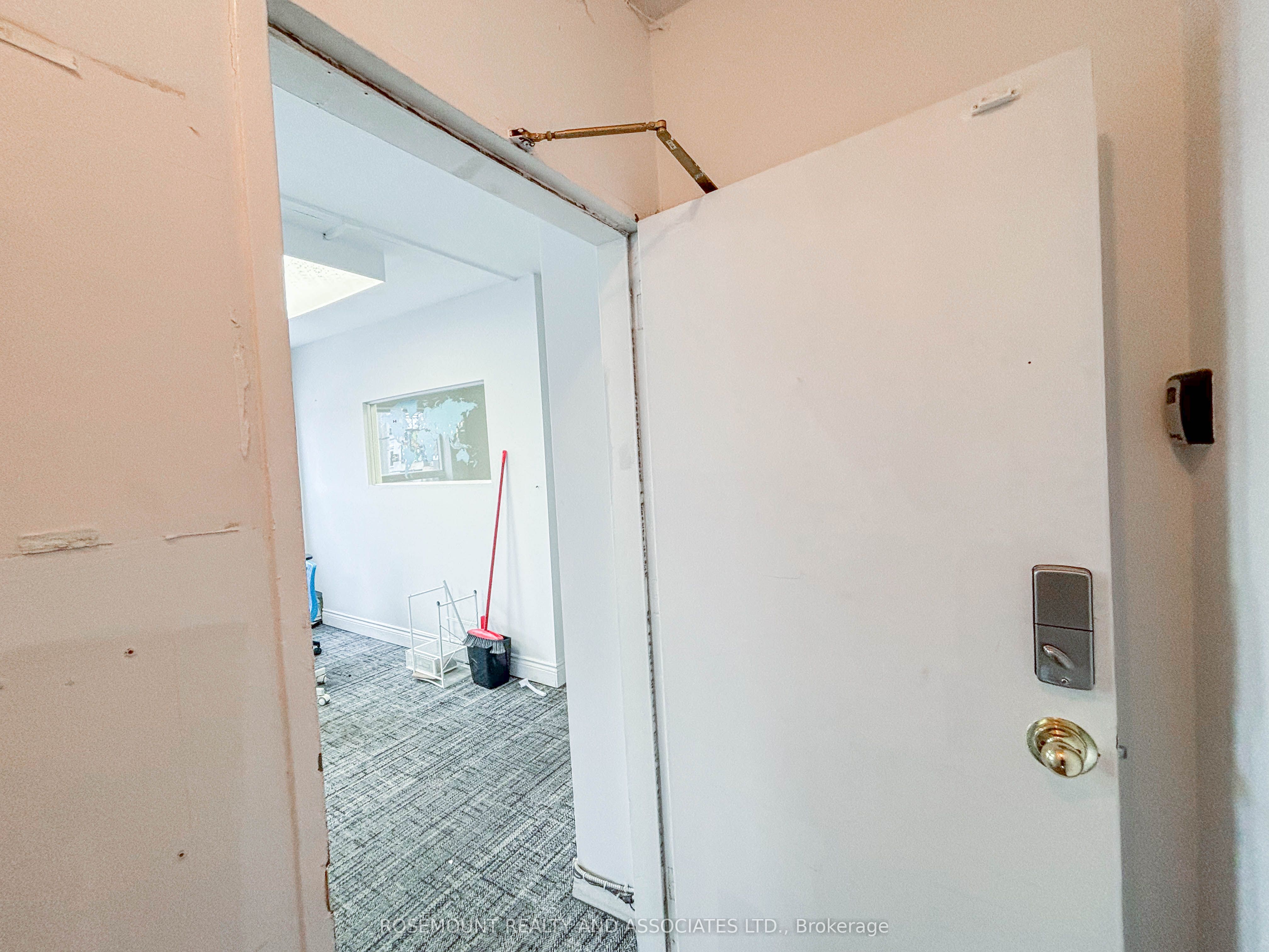 #upper - 641 Bloor Street Property Photo 17