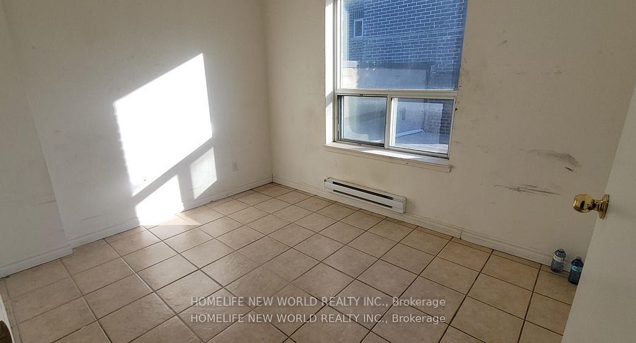 817 Dundas Street Property Photo 8