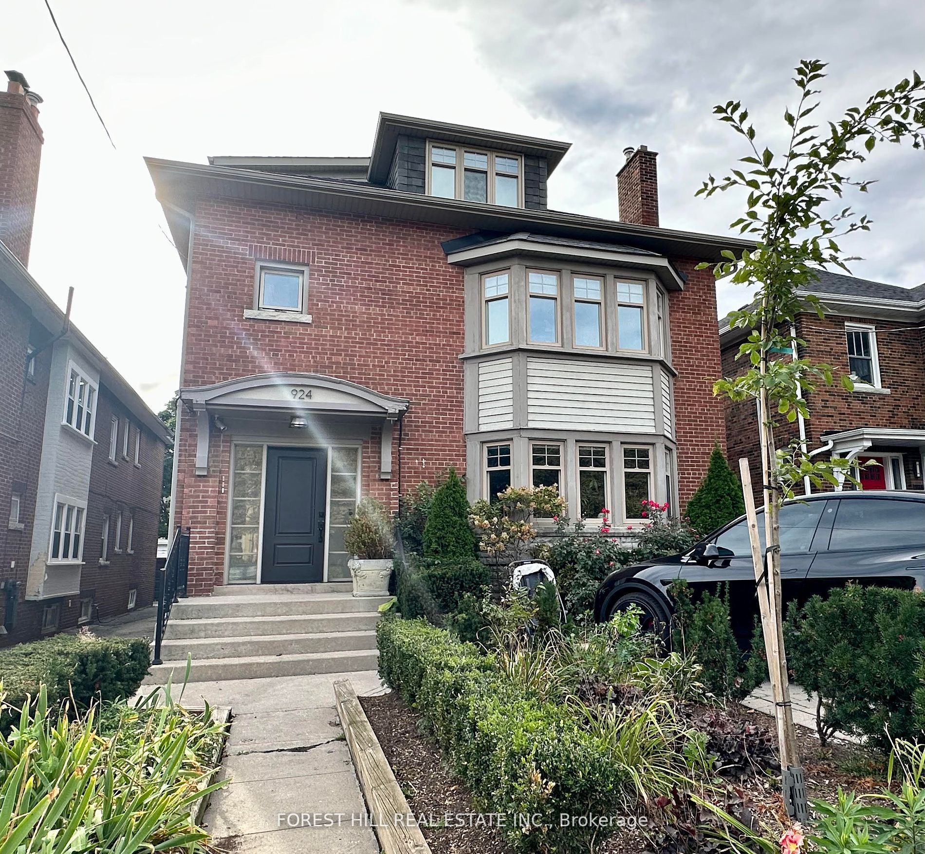 #lower 2 - 924 Avenue Road Property Photo 1