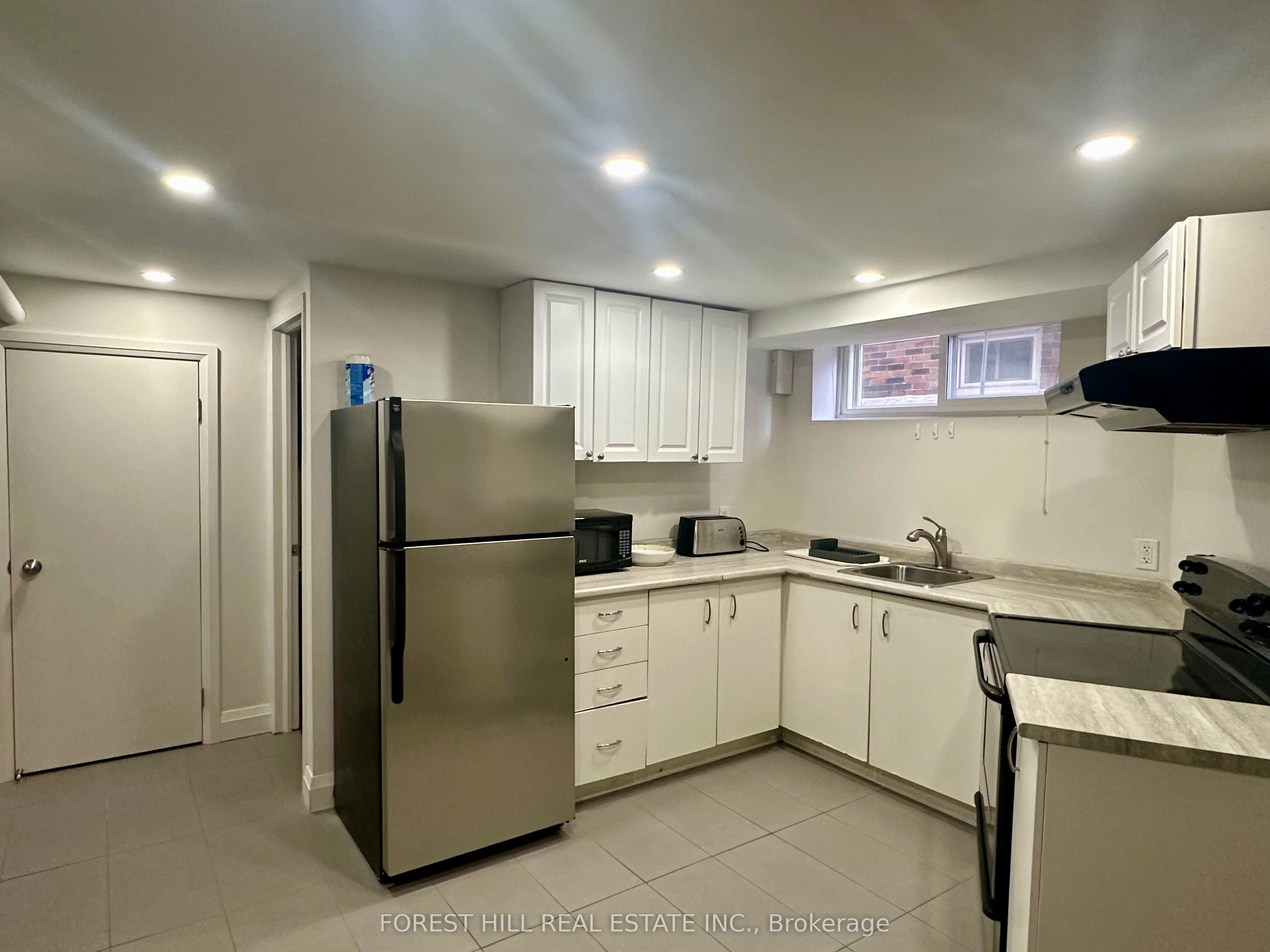 #lower 2 - 924 Avenue Road Property Photo 2