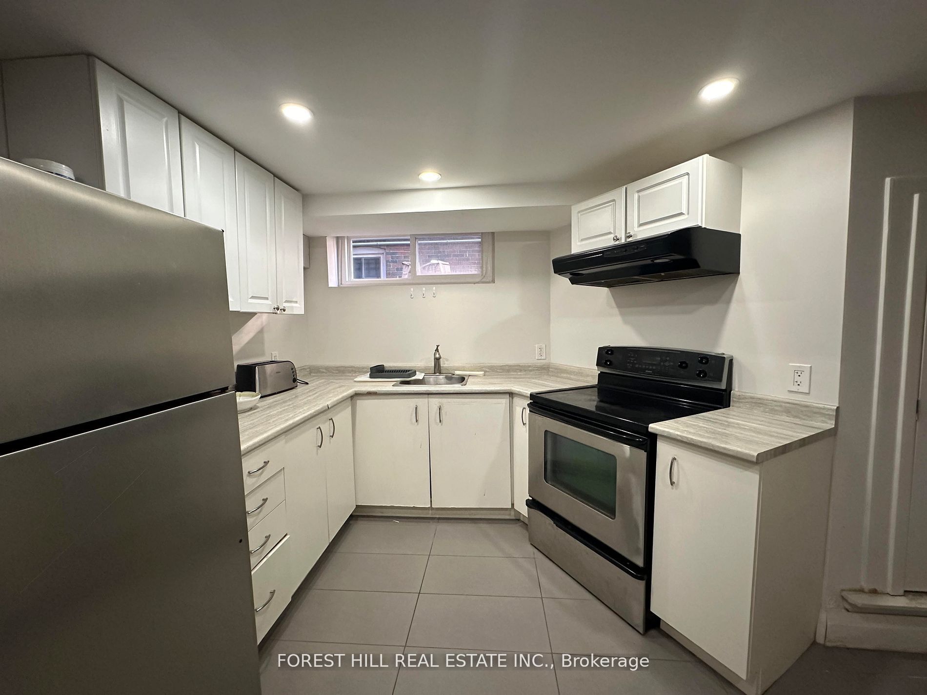 #lower 2 - 924 Avenue Road Property Photo 11