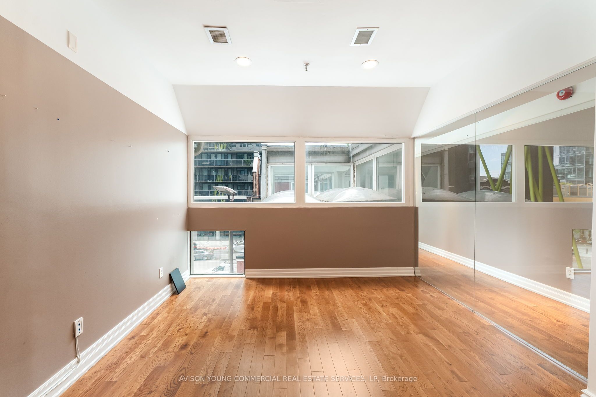277 Richmond Street Property Photo 3