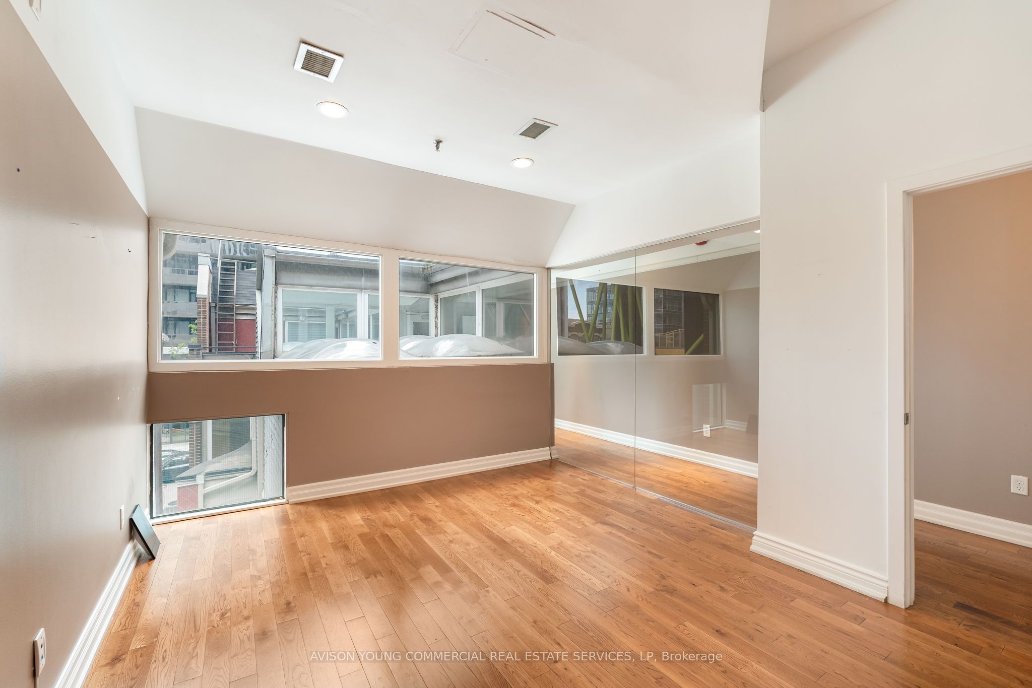 277 Richmond Street Property Photo 3