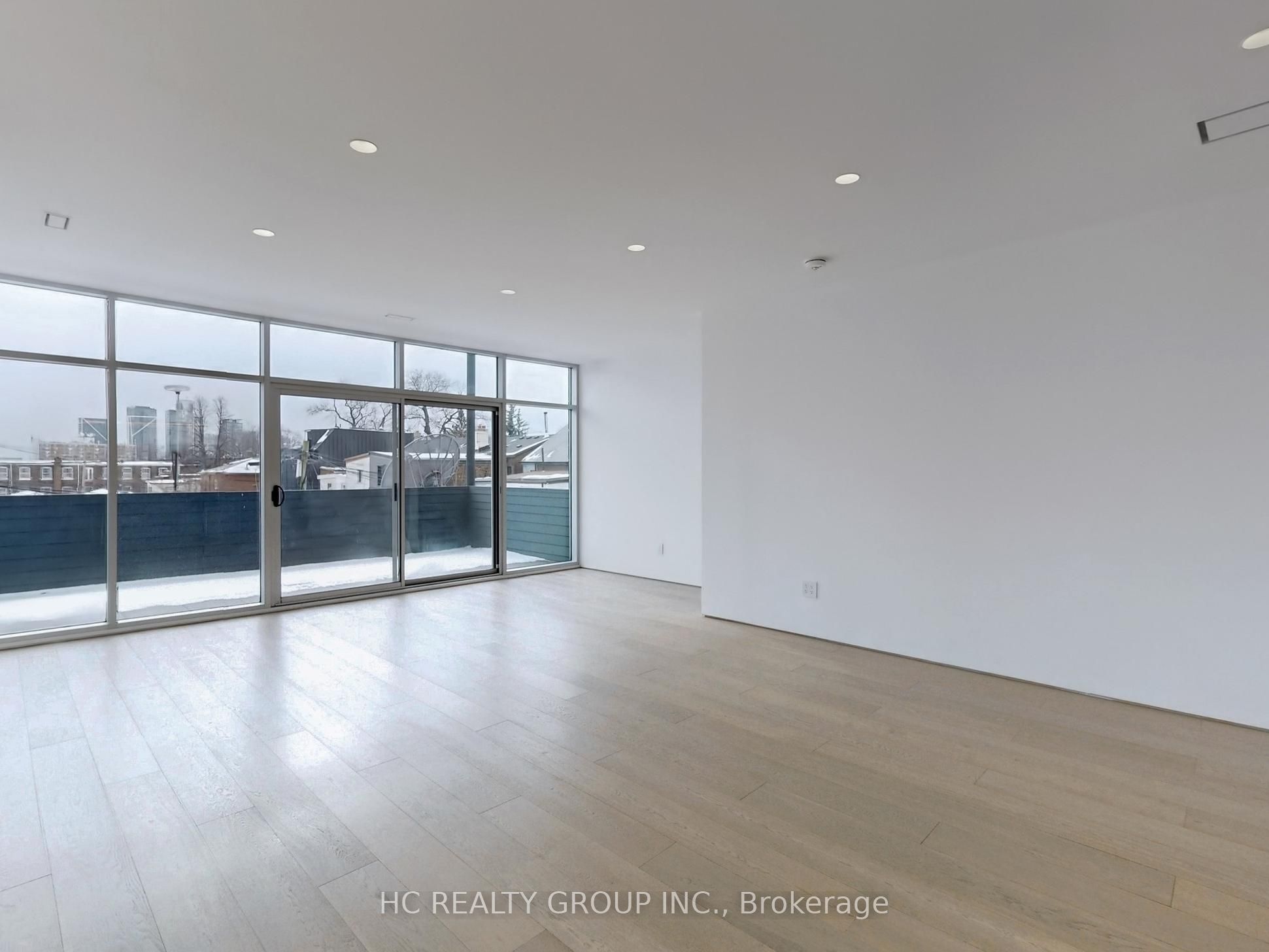 899 Dundas Street Property Photo 7