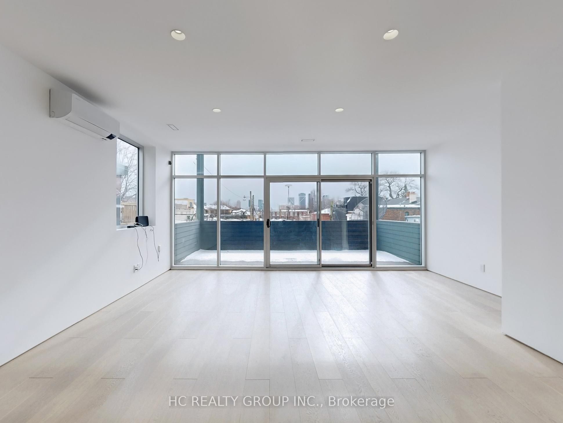 899 Dundas Street Property Photo 8
