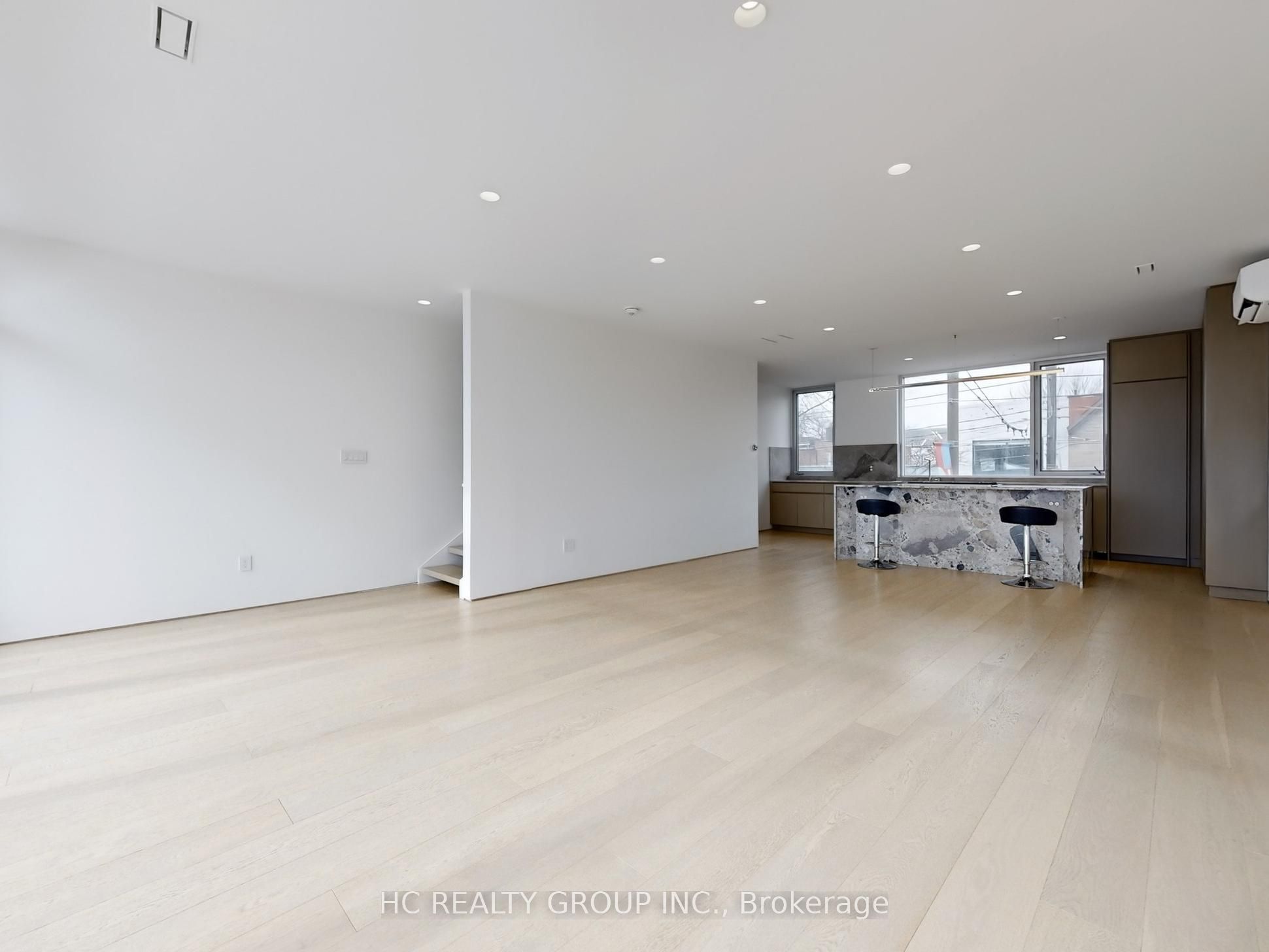 899 Dundas Street Property Photo 9