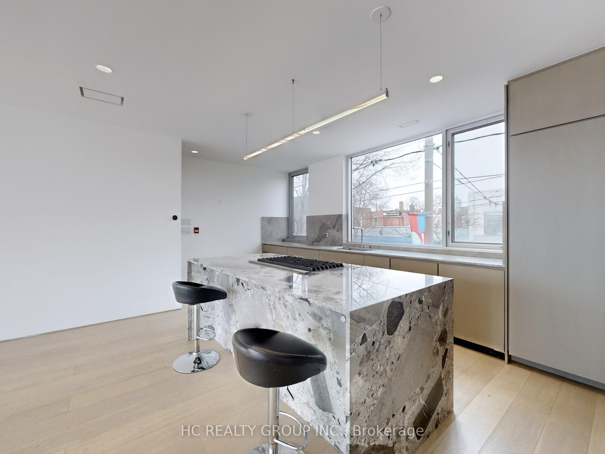 899 Dundas Street Property Photo 10