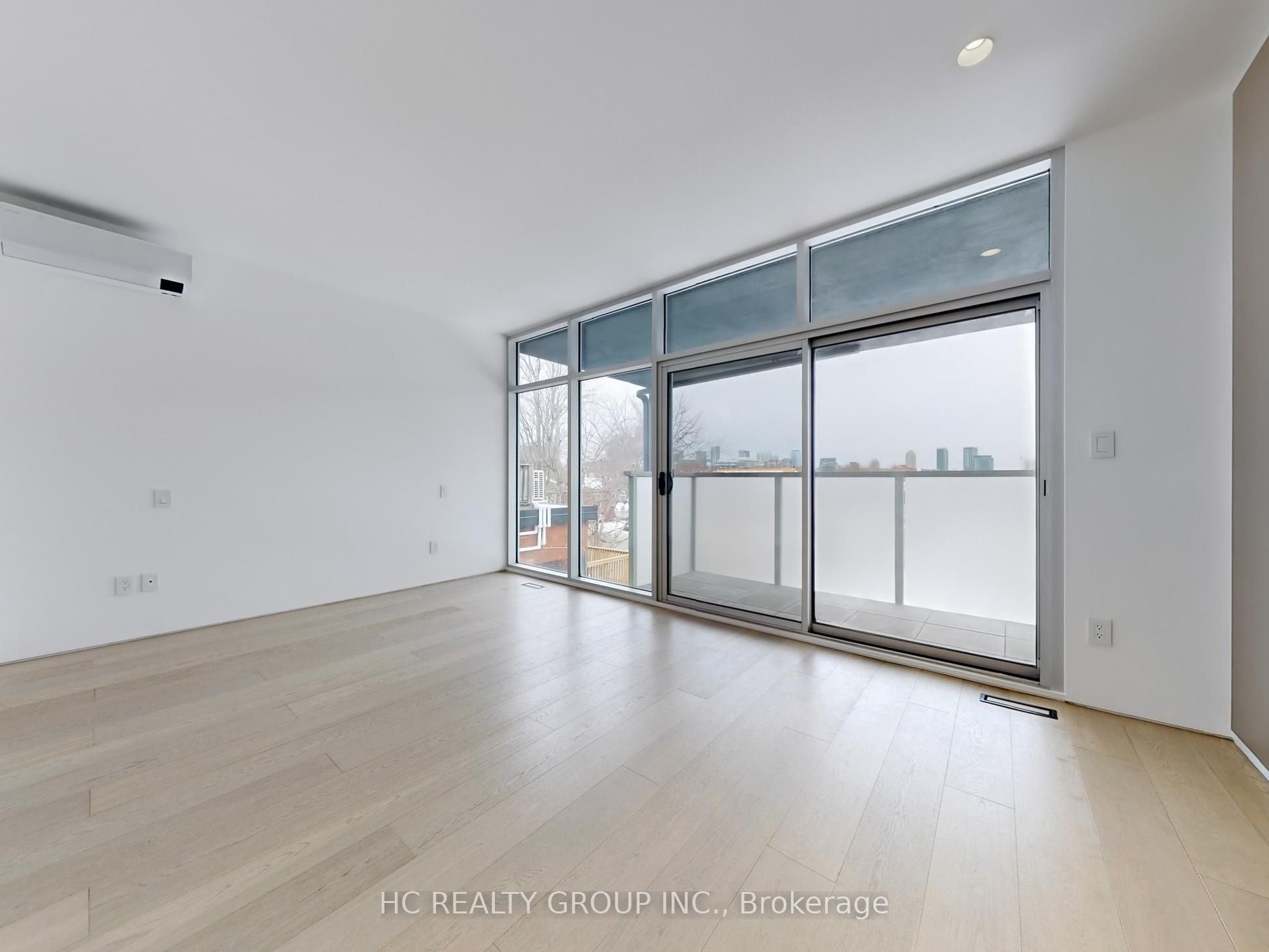 899 Dundas Street Property Photo 21