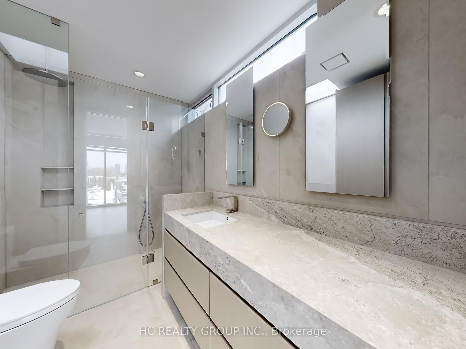899 Dundas Street Property Photo 23