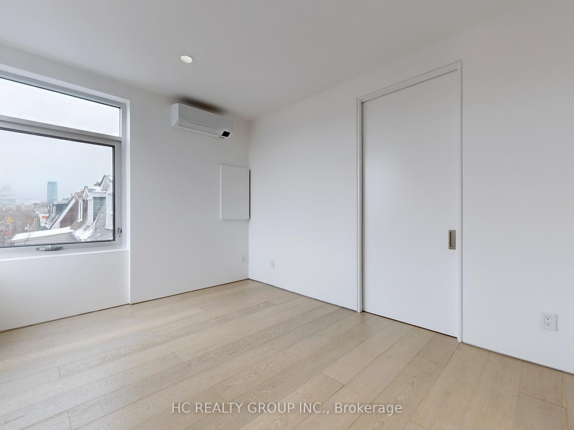 899 Dundas Street Property Photo 27