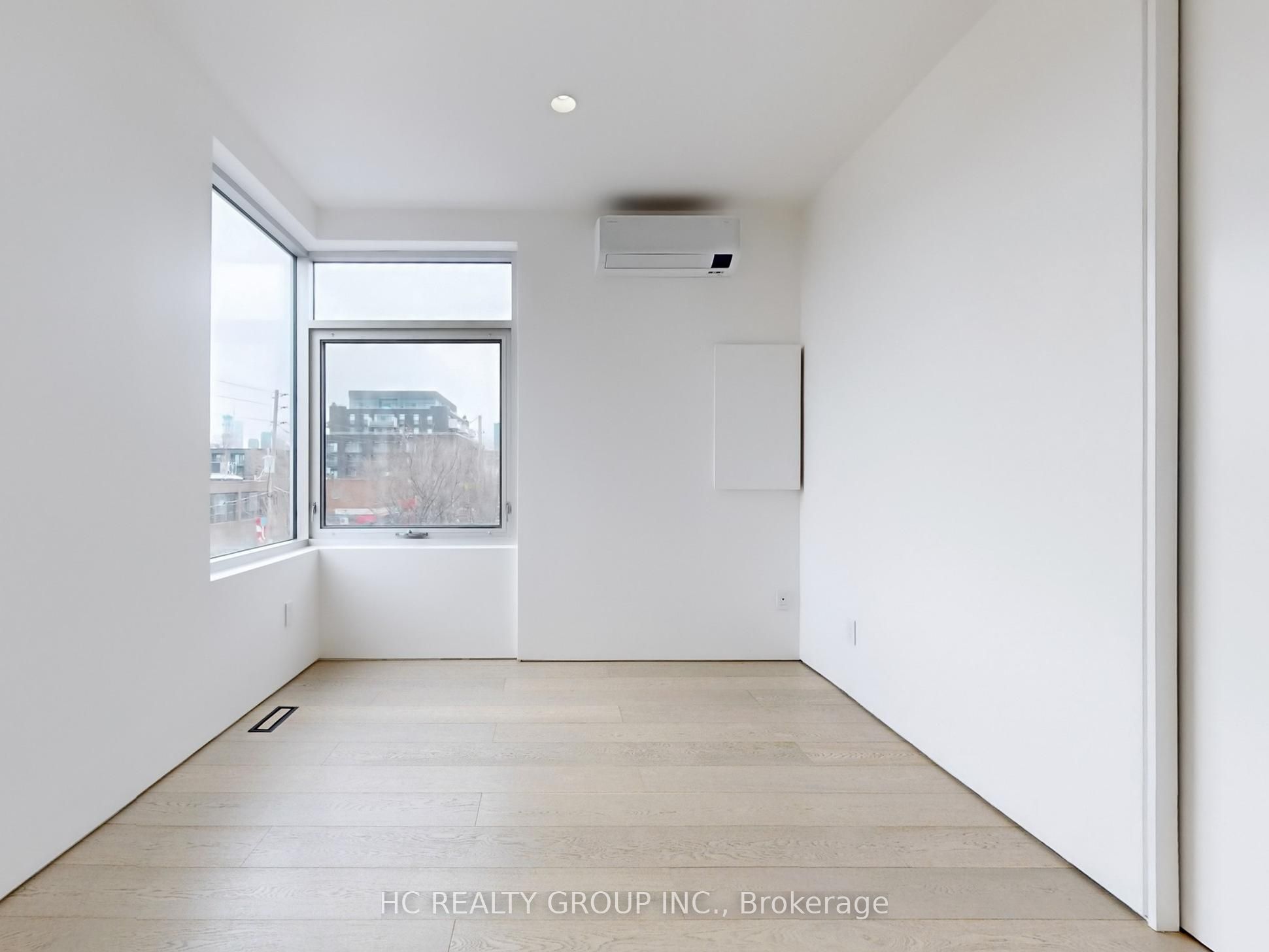 899 Dundas Street Property Photo 28