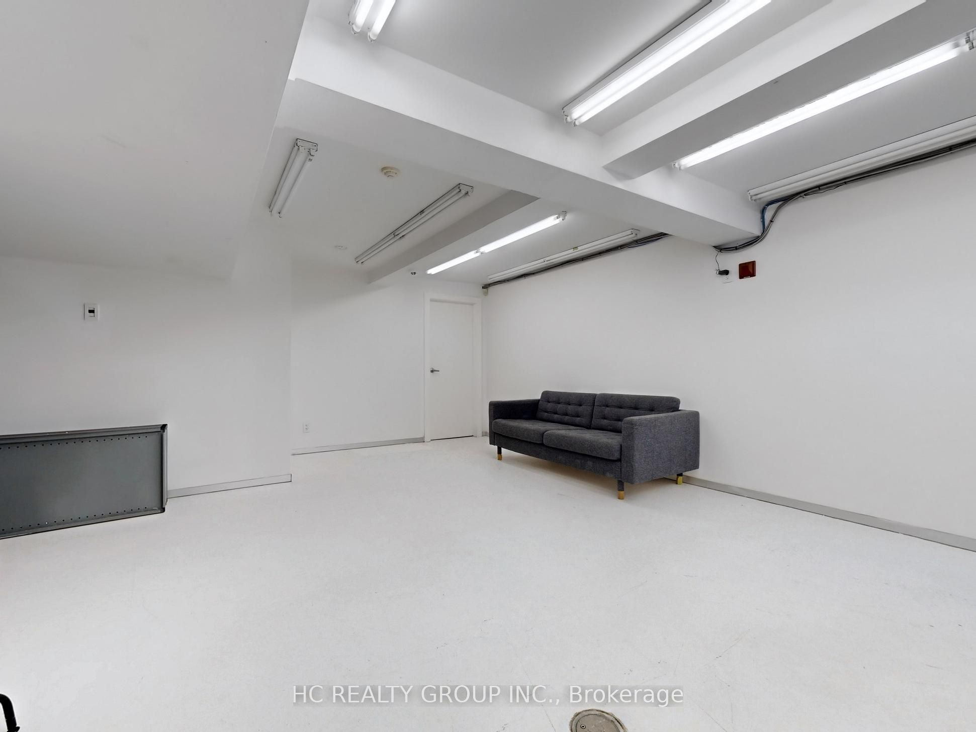 899 Dundas Street Property Photo 33