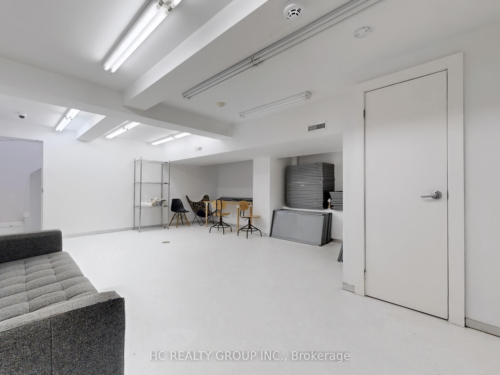899 Dundas Street Property Photo 34