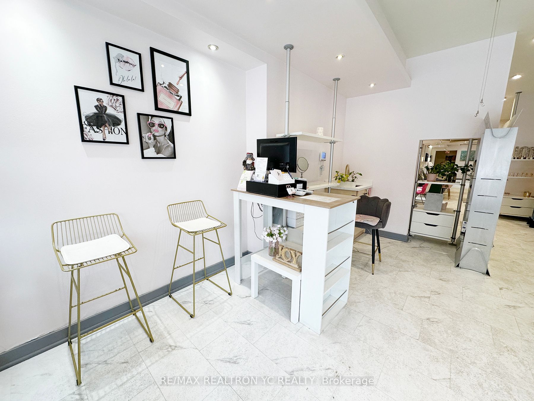 290 Eglinton Avenue Property Photo 3