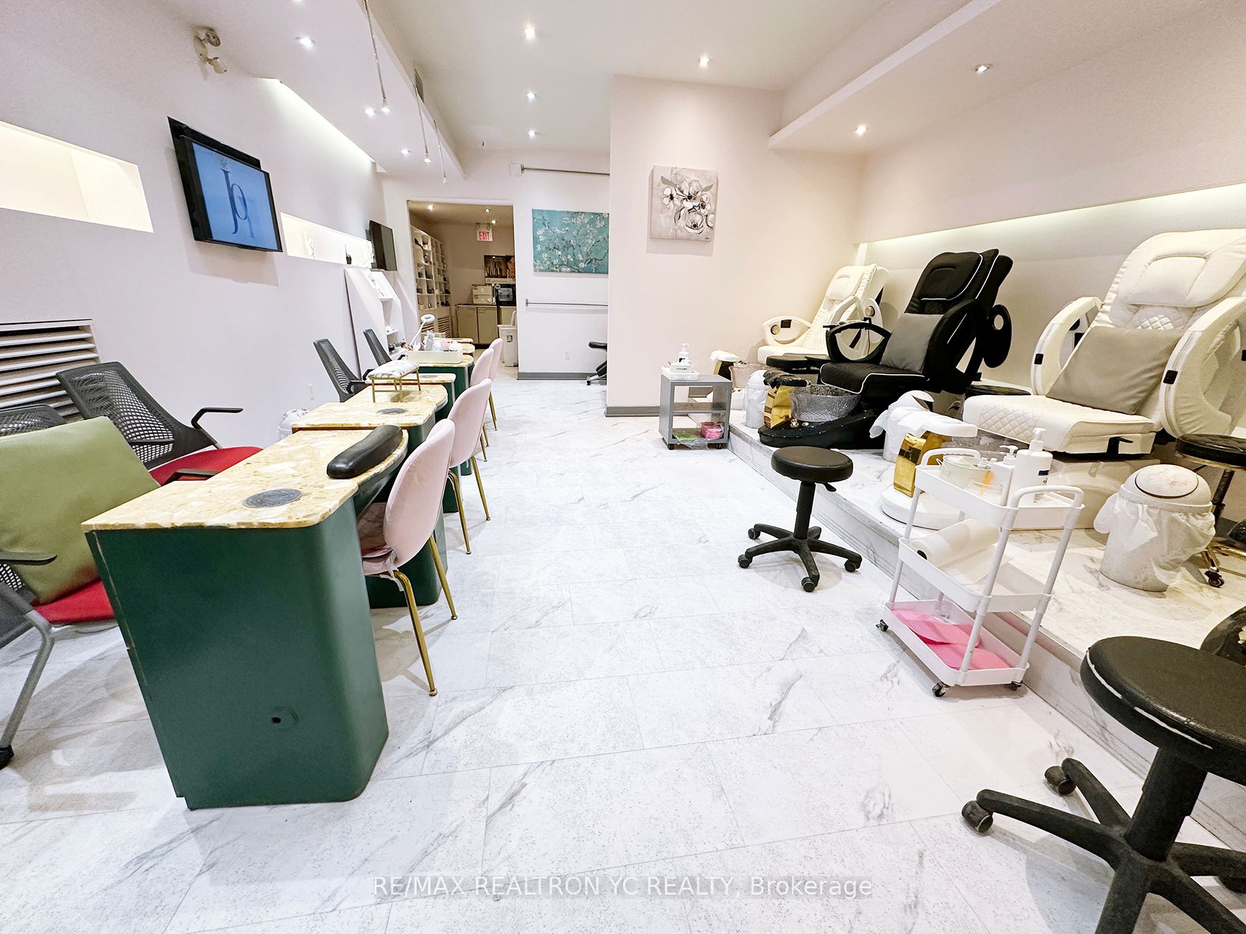 290 Eglinton Avenue Property Photo 6