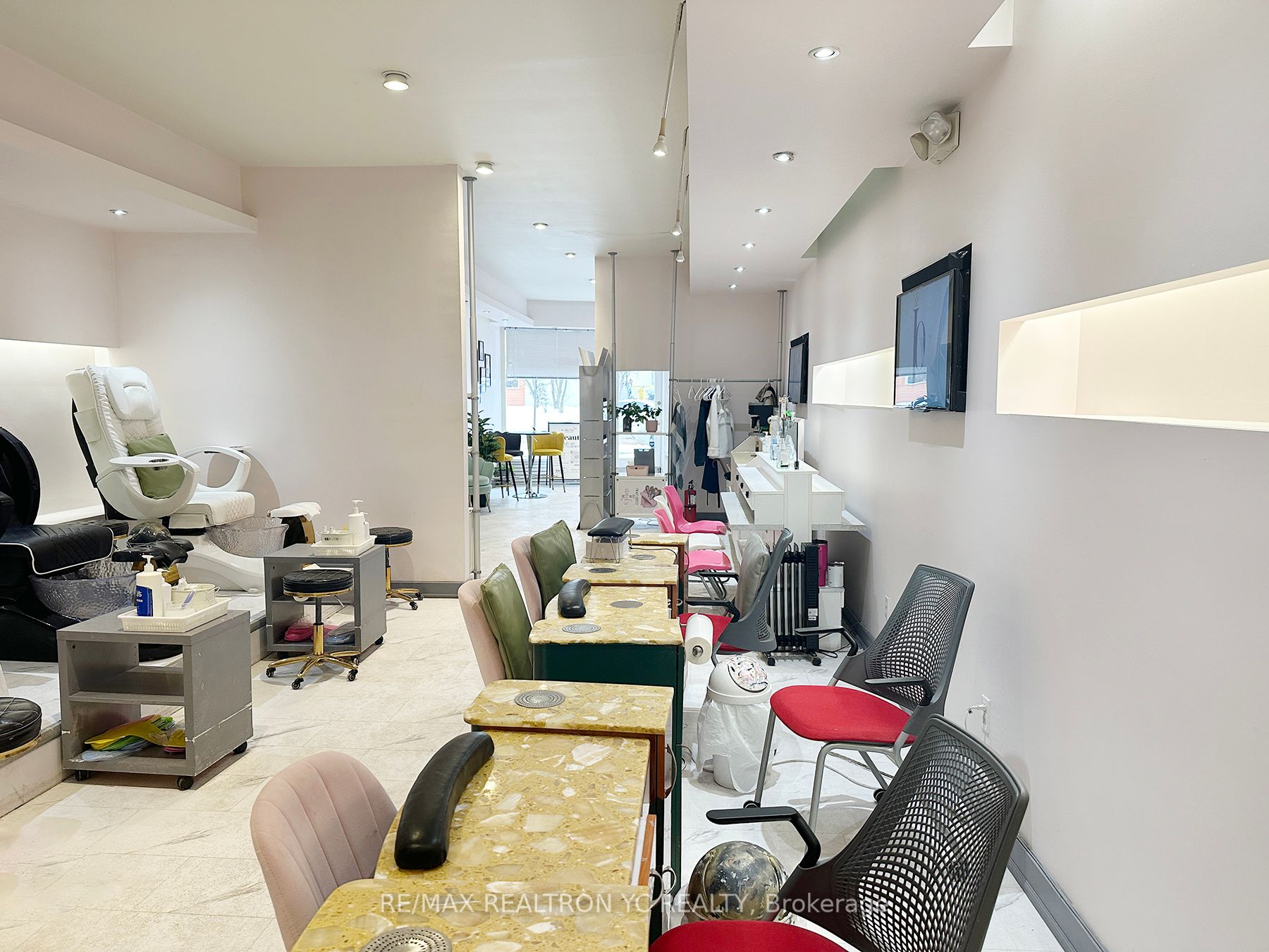 290 Eglinton Avenue Property Photo 8
