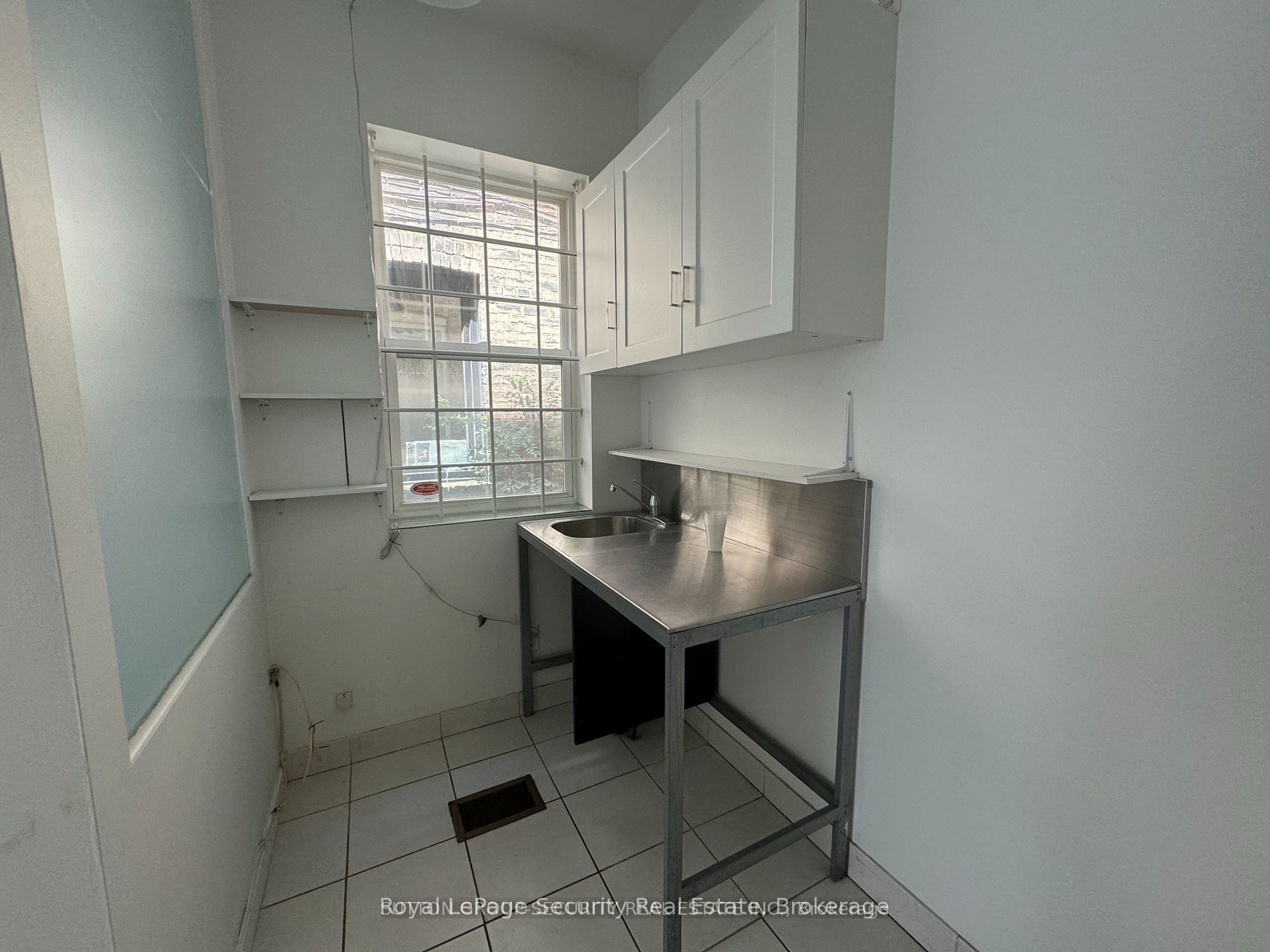 2098 Dundas Street Property Photo 4