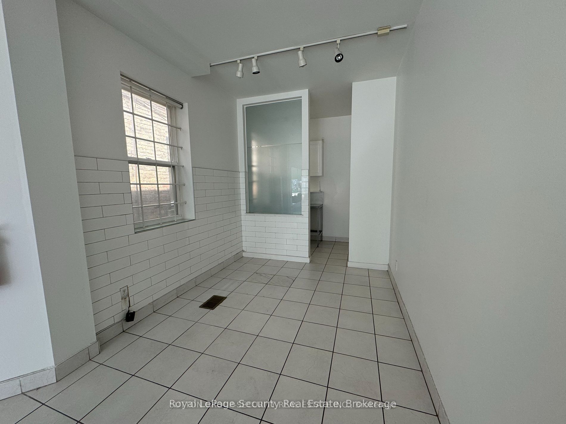 2098 Dundas Street Property Photo 5