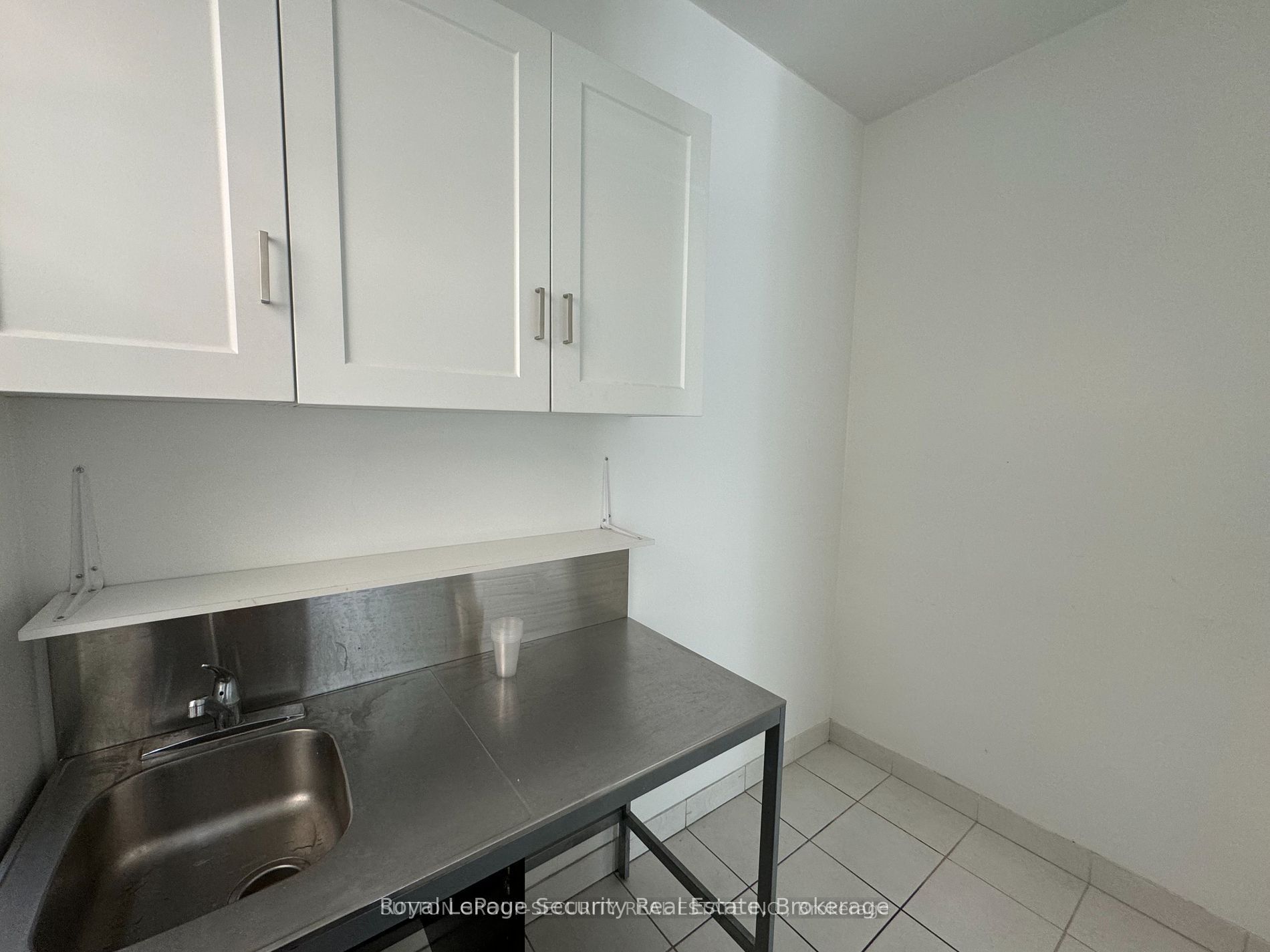 2098 Dundas Street Property Photo 7
