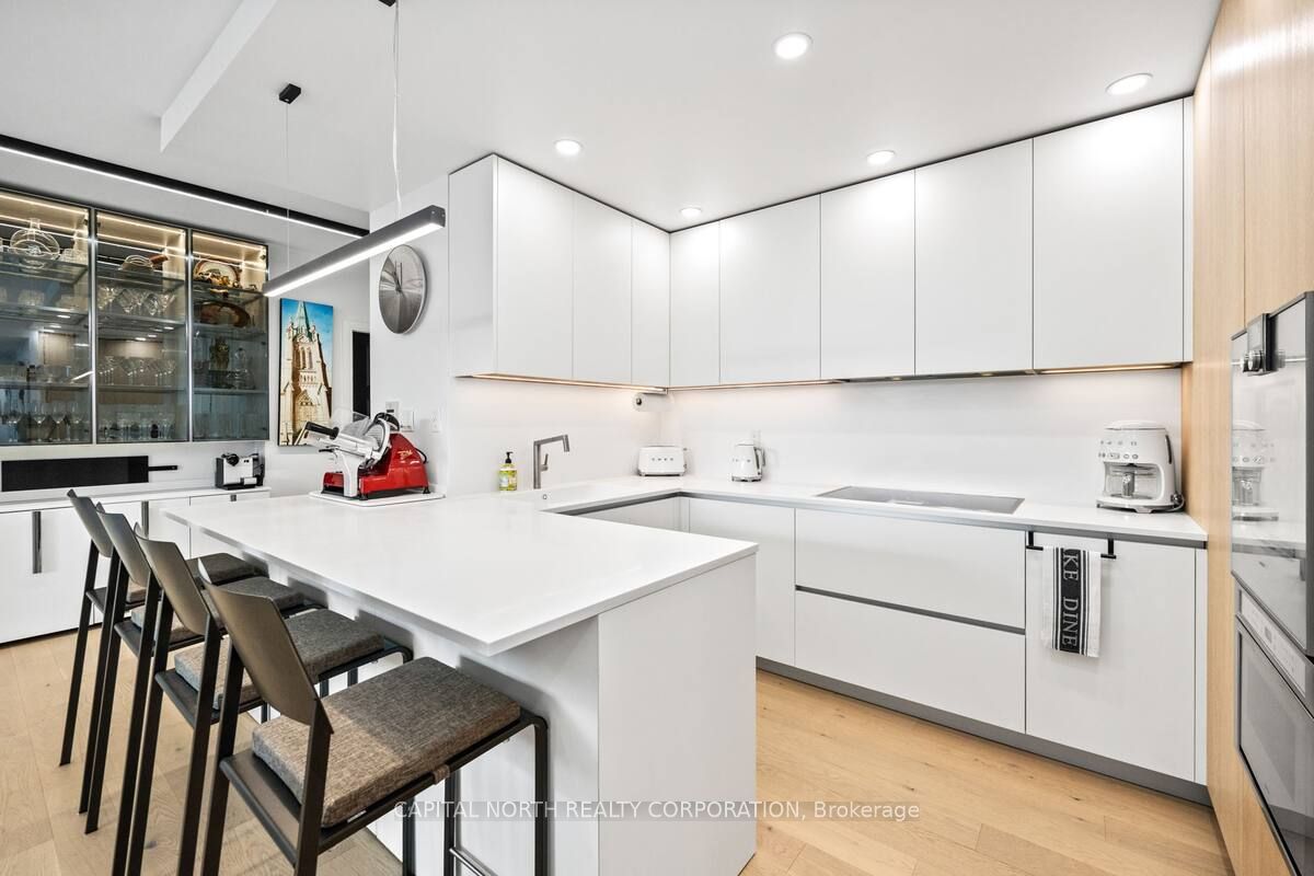 #1402 - 168 King Street Property Photo 6