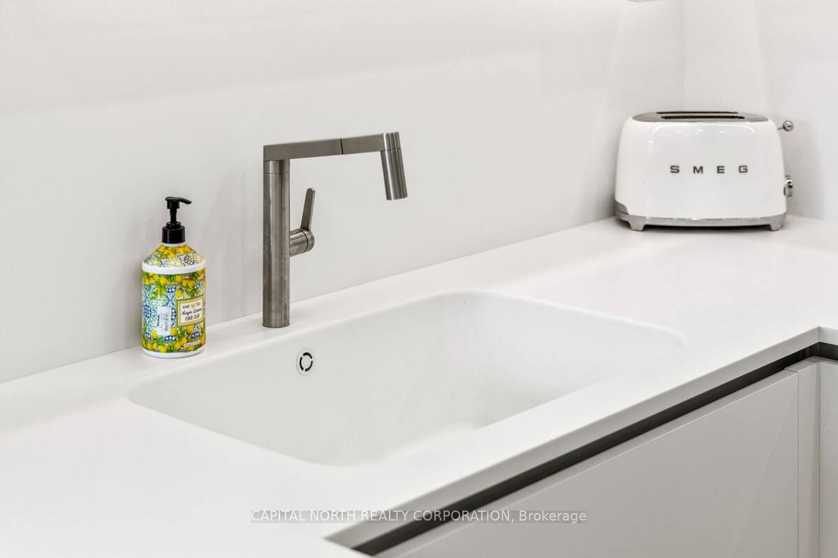 #1402 - 168 King Street Property Photo 10