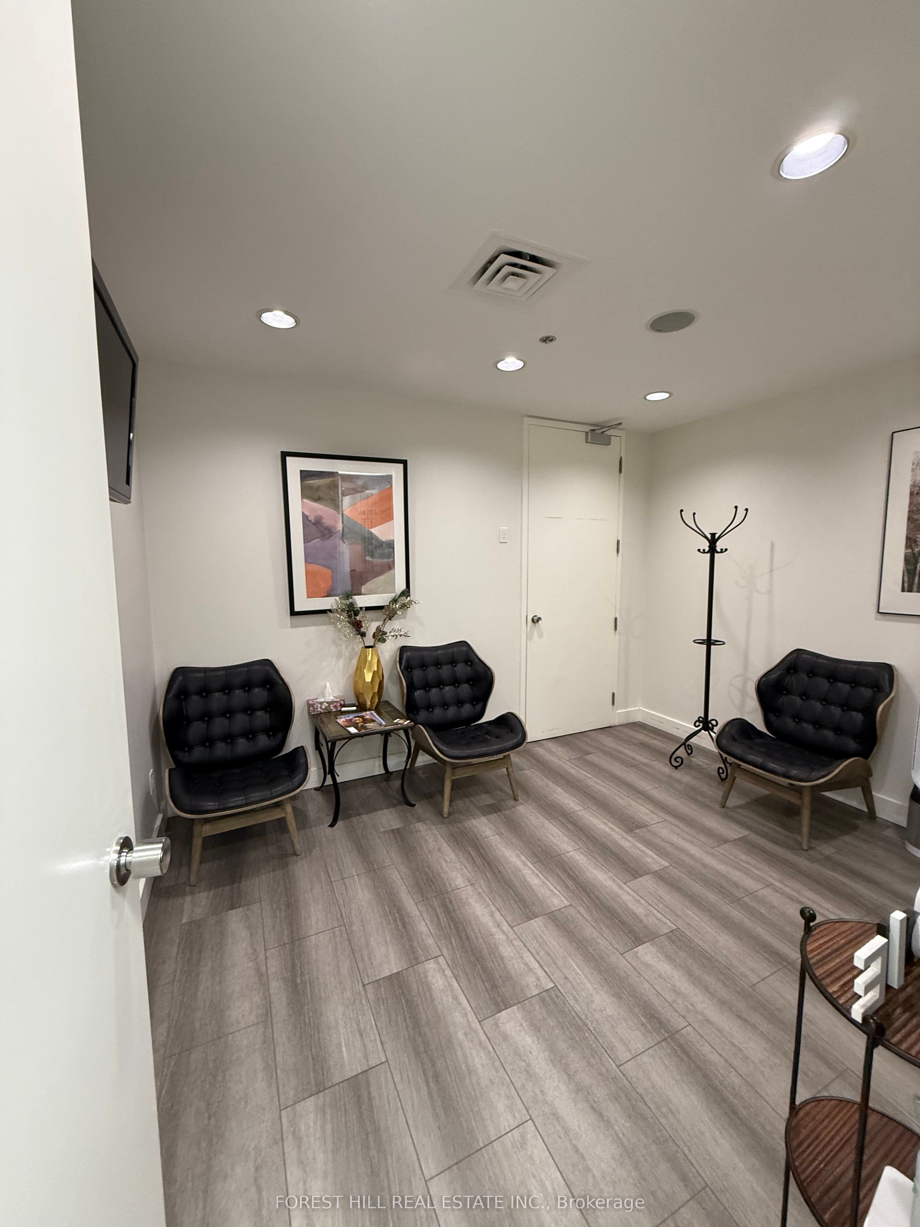 #705 - 2300 Yonge Street Property Photo 2