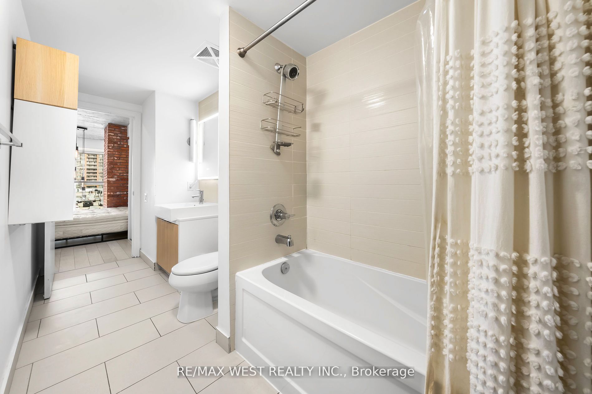 #429 - 5 Hanna Avenue Property Photo 12