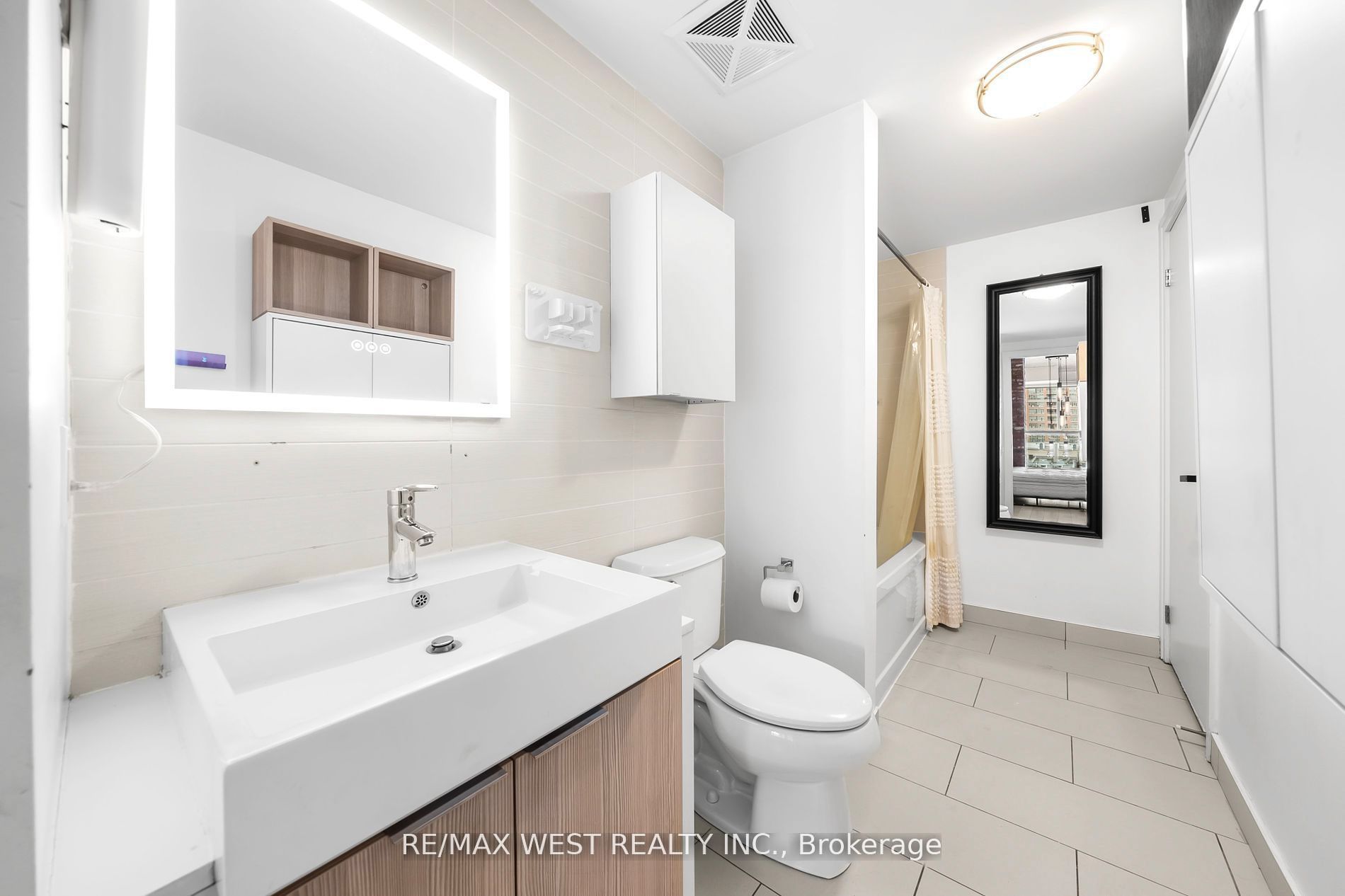 #429 - 5 Hanna Avenue Property Photo 16
