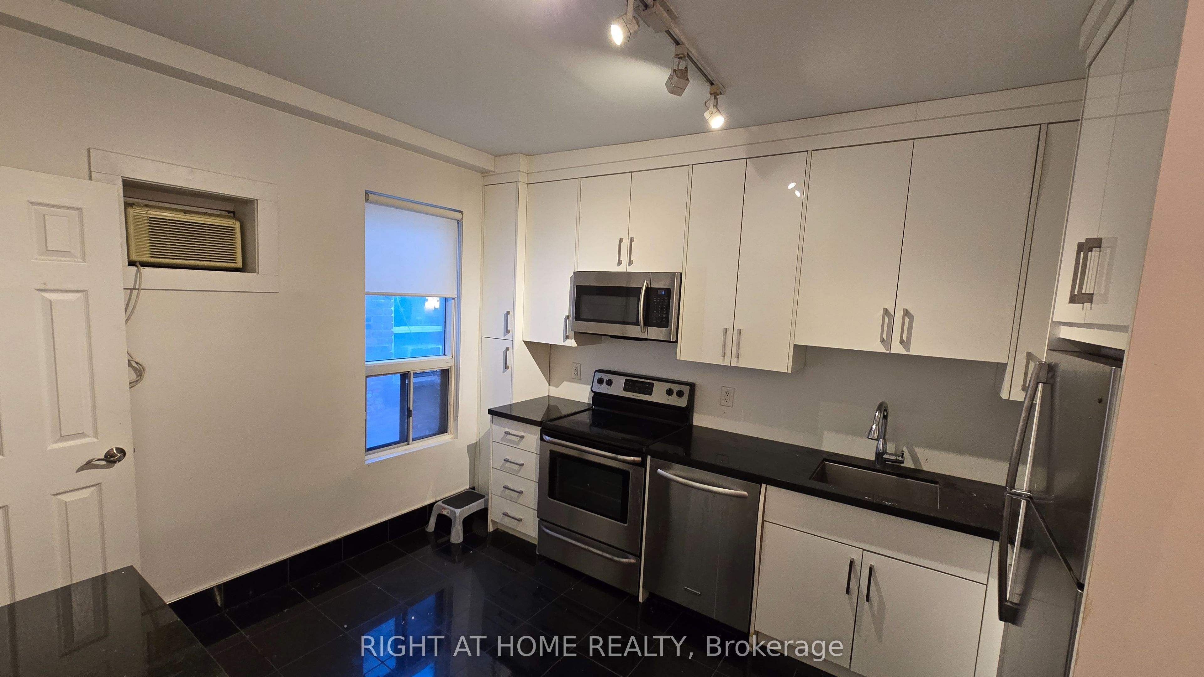 284 Avenue Road Property Photo 13
