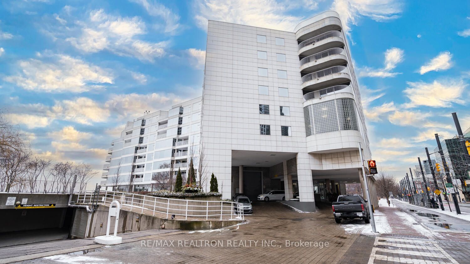 #402 - 401 Queens Quay Property Photo 1