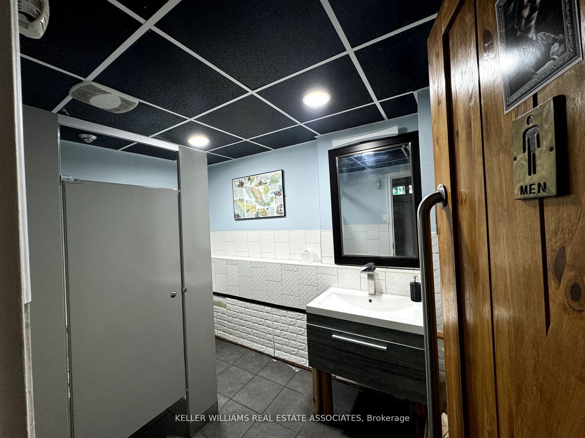 592 Queen Street Property Photo 7