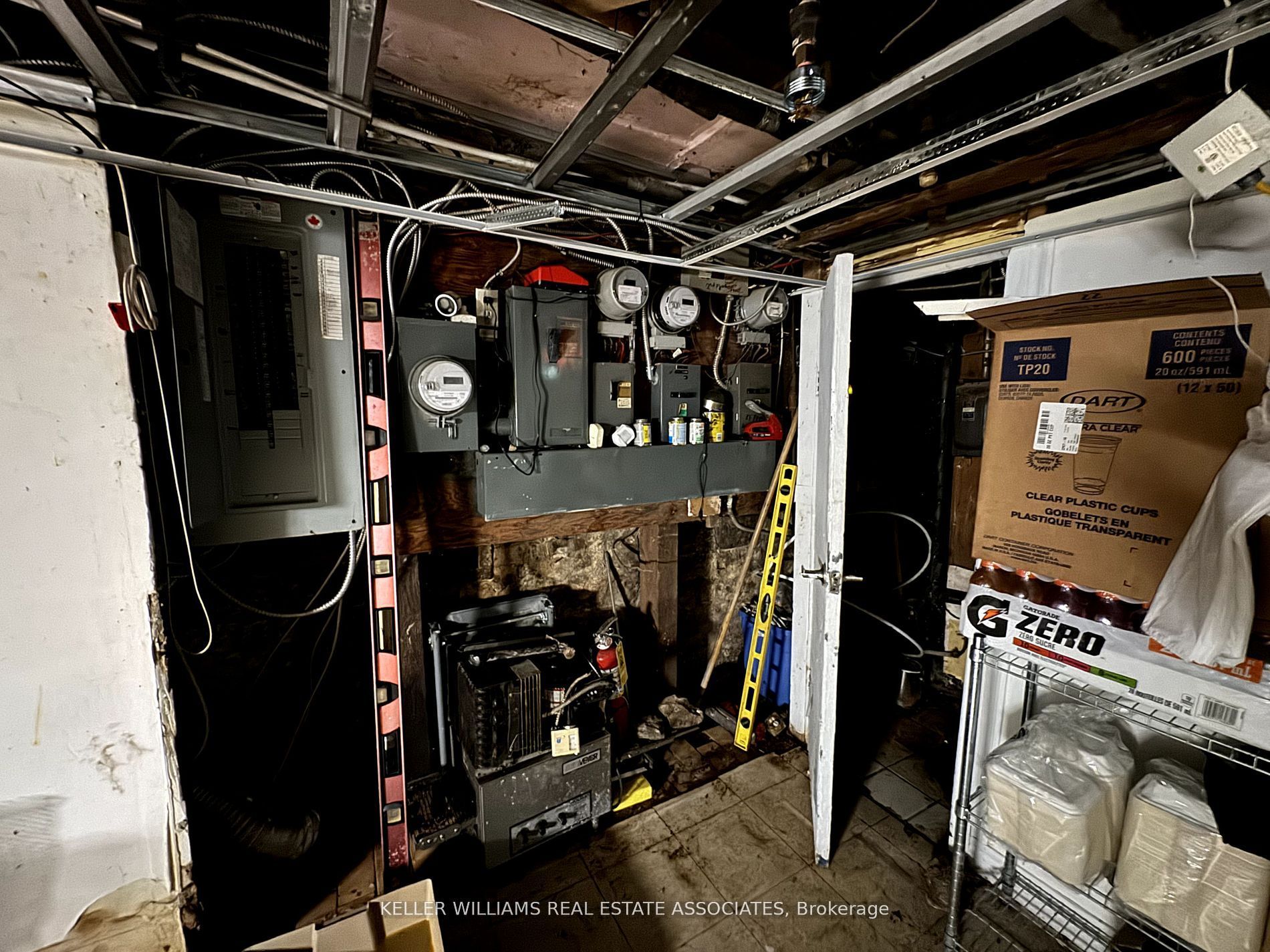 592 Queen Street Property Photo 10