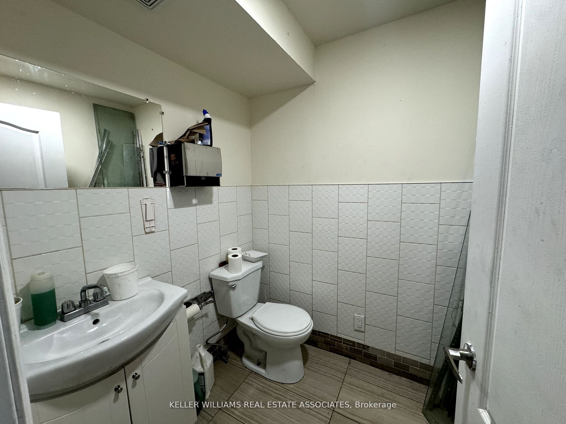 592 Queen Street Property Photo 11
