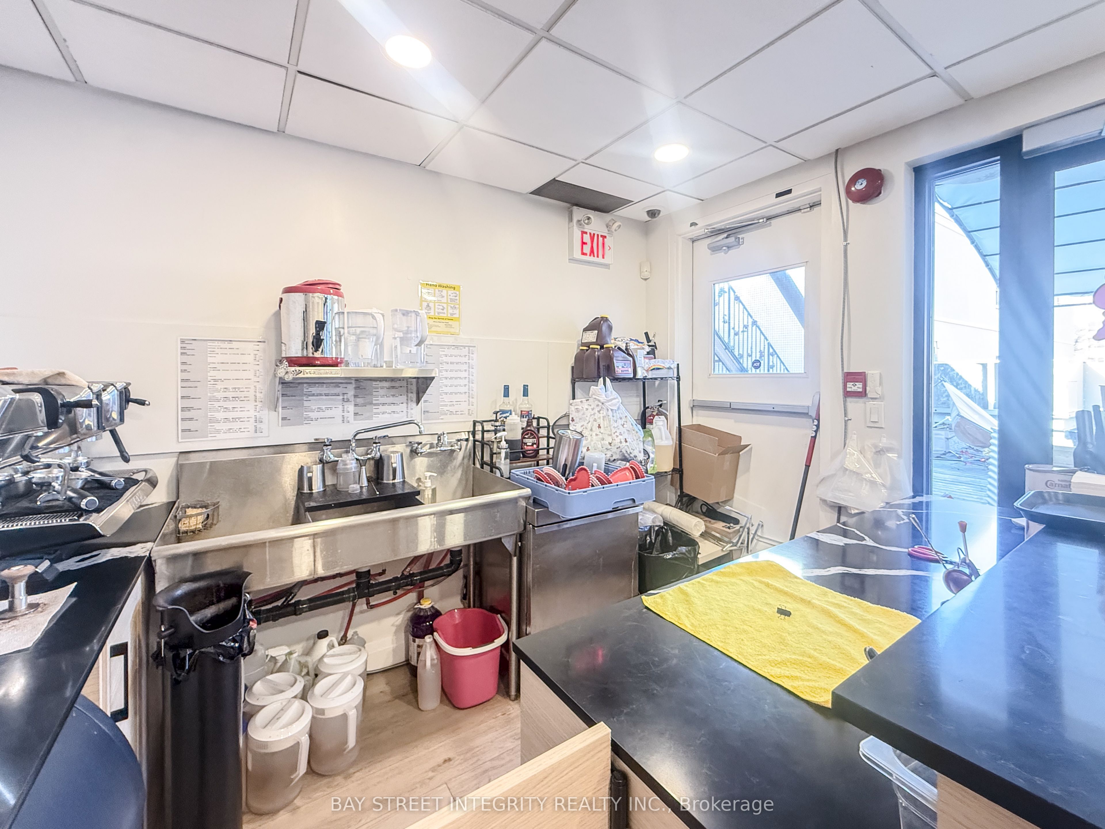 #upper - 360 Queen Street Property Photo 7