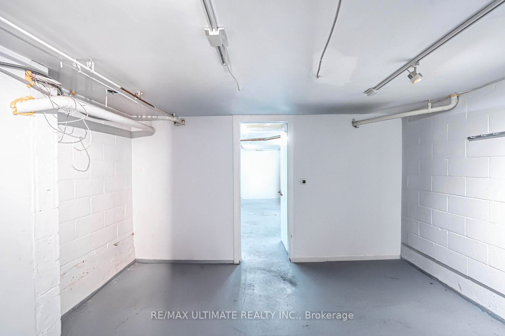 833 Queen Street Property Photo 10