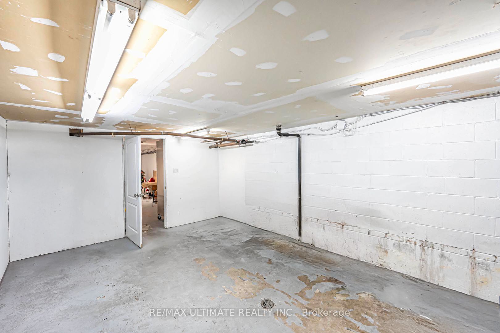833 Queen Street Property Photo 12