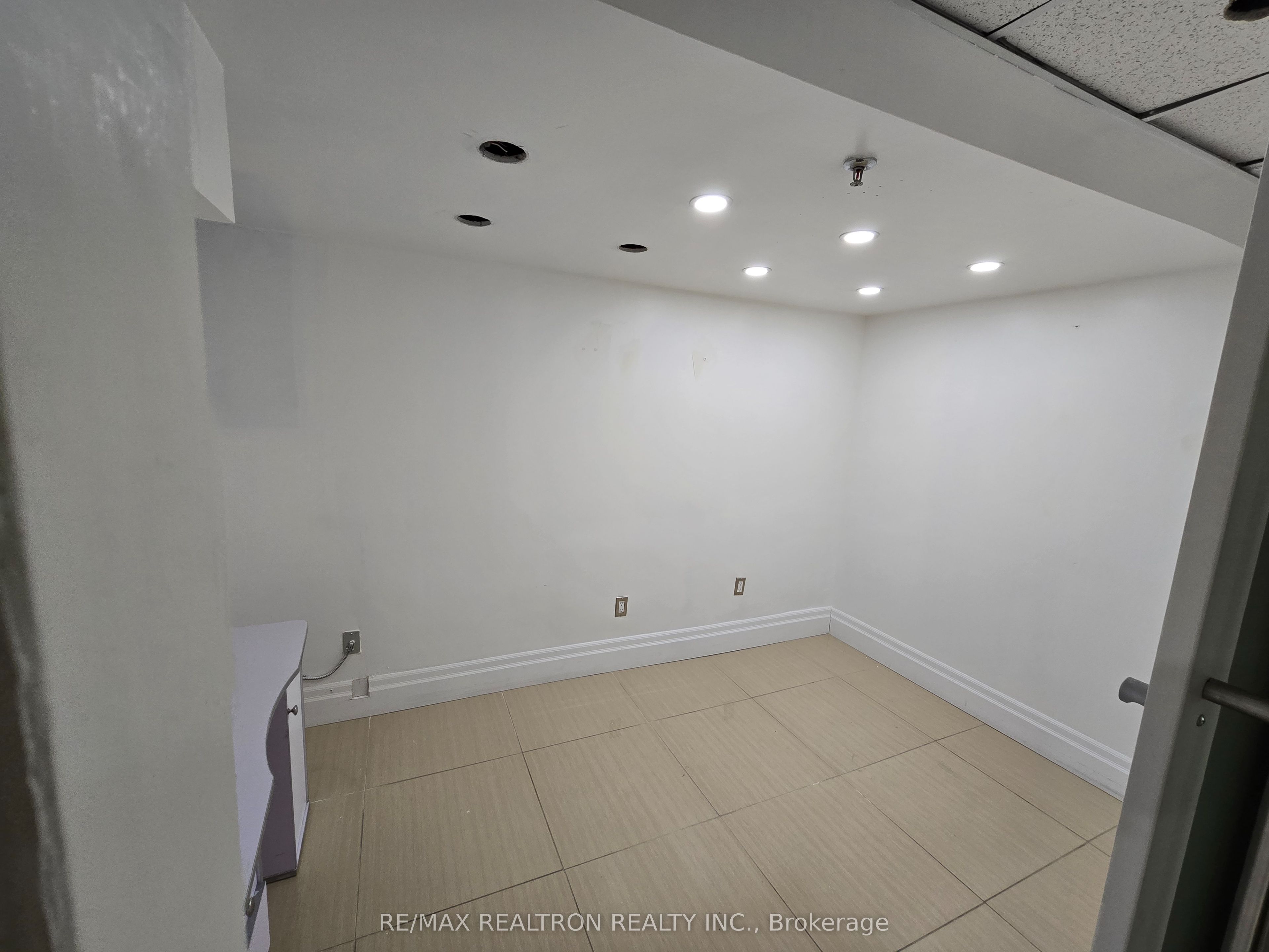 #13 - 444 Yonge Street Property Photo 2