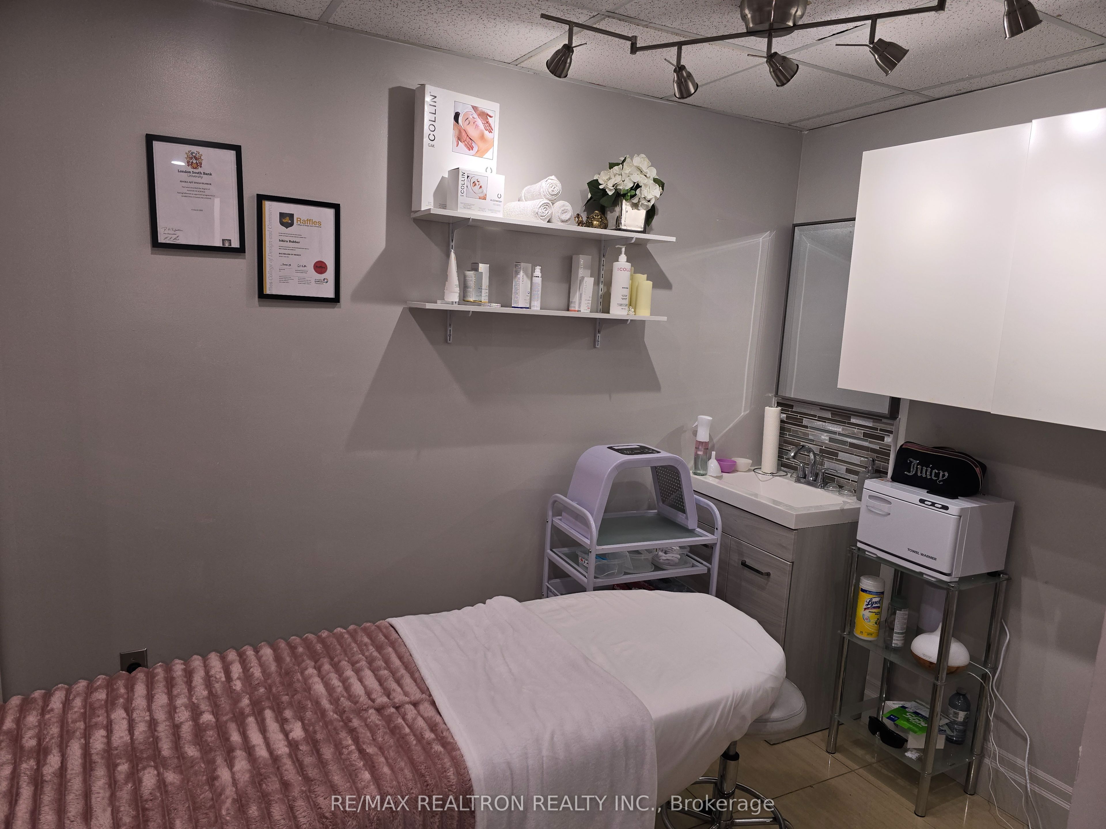 #13 - 444 Yonge Street Property Photo 3