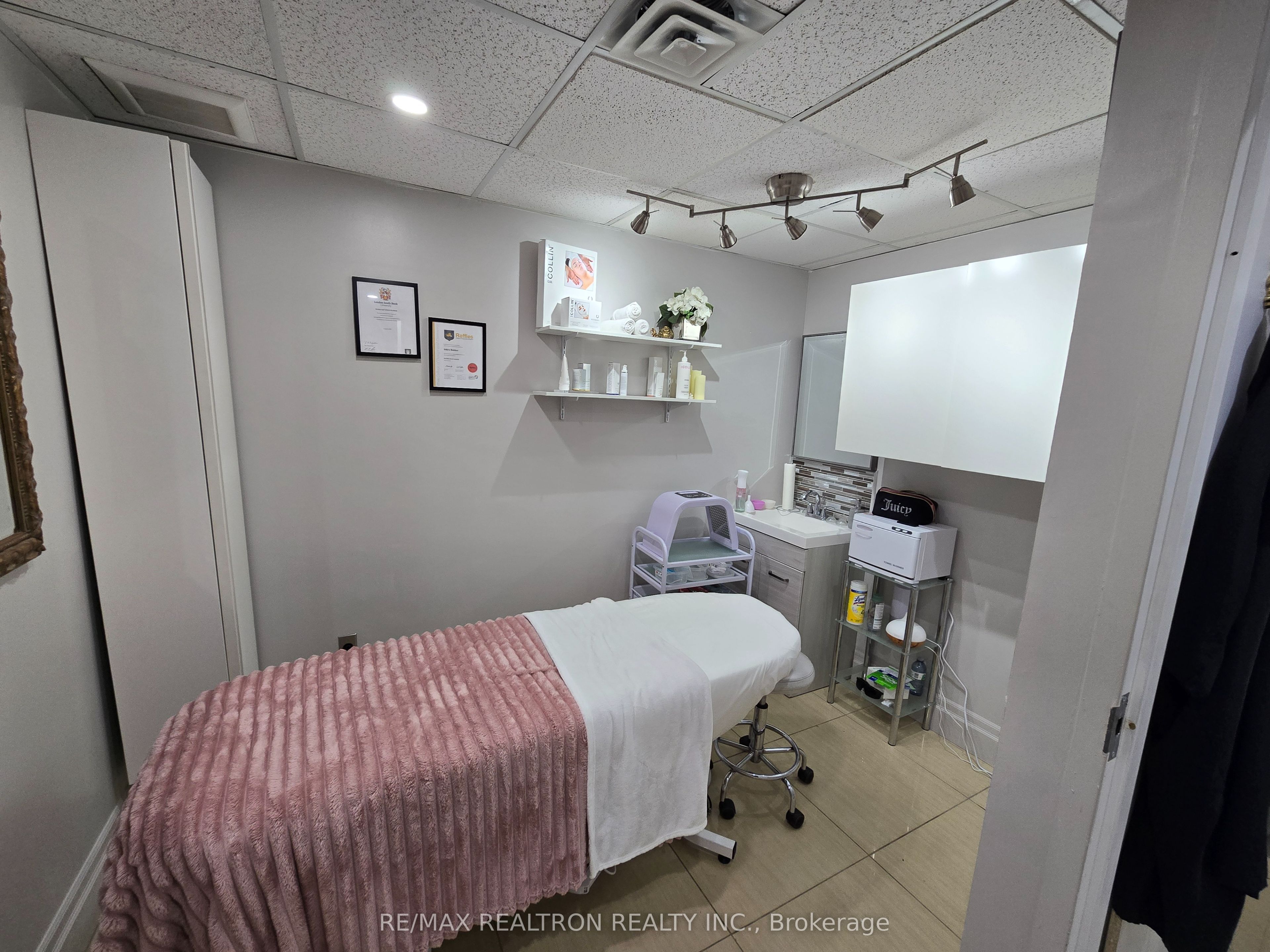 #13 - 444 Yonge Street Property Photo 4