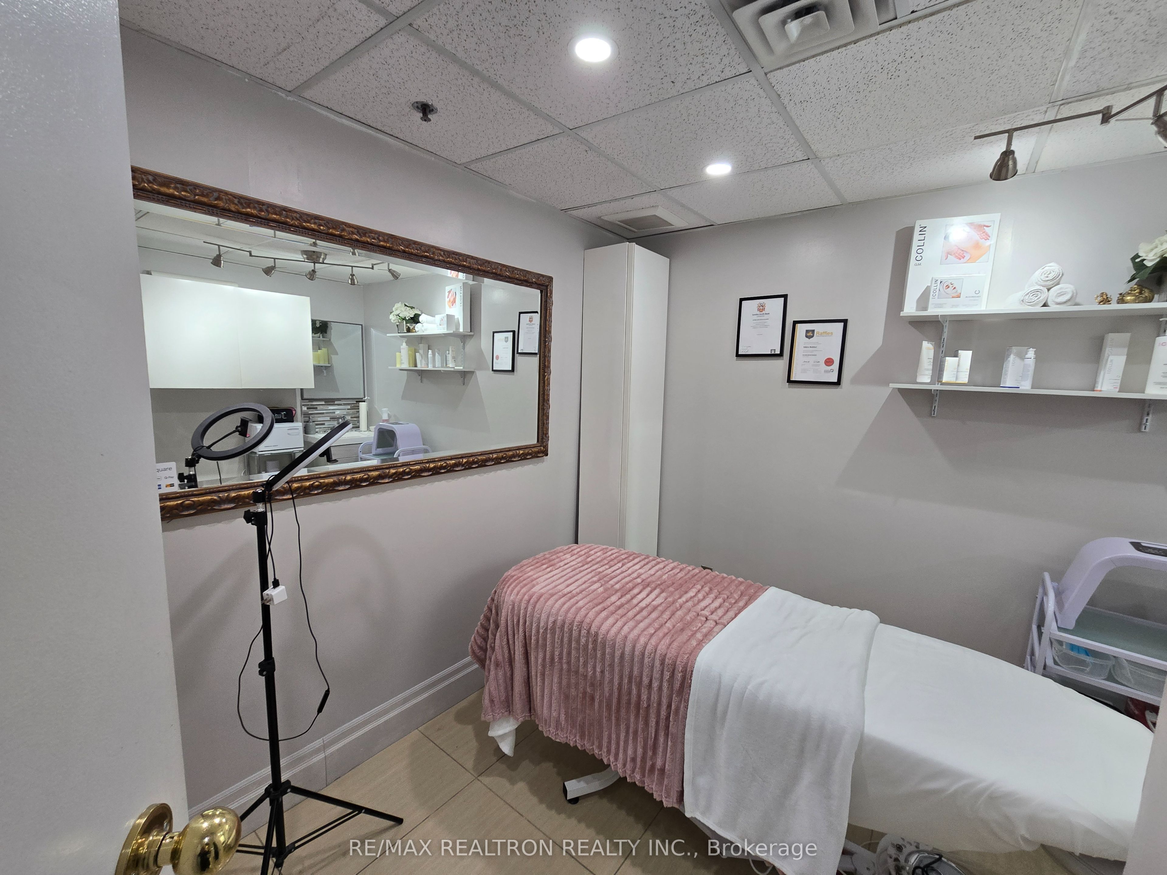 #13 - 444 Yonge Street Property Photo 5