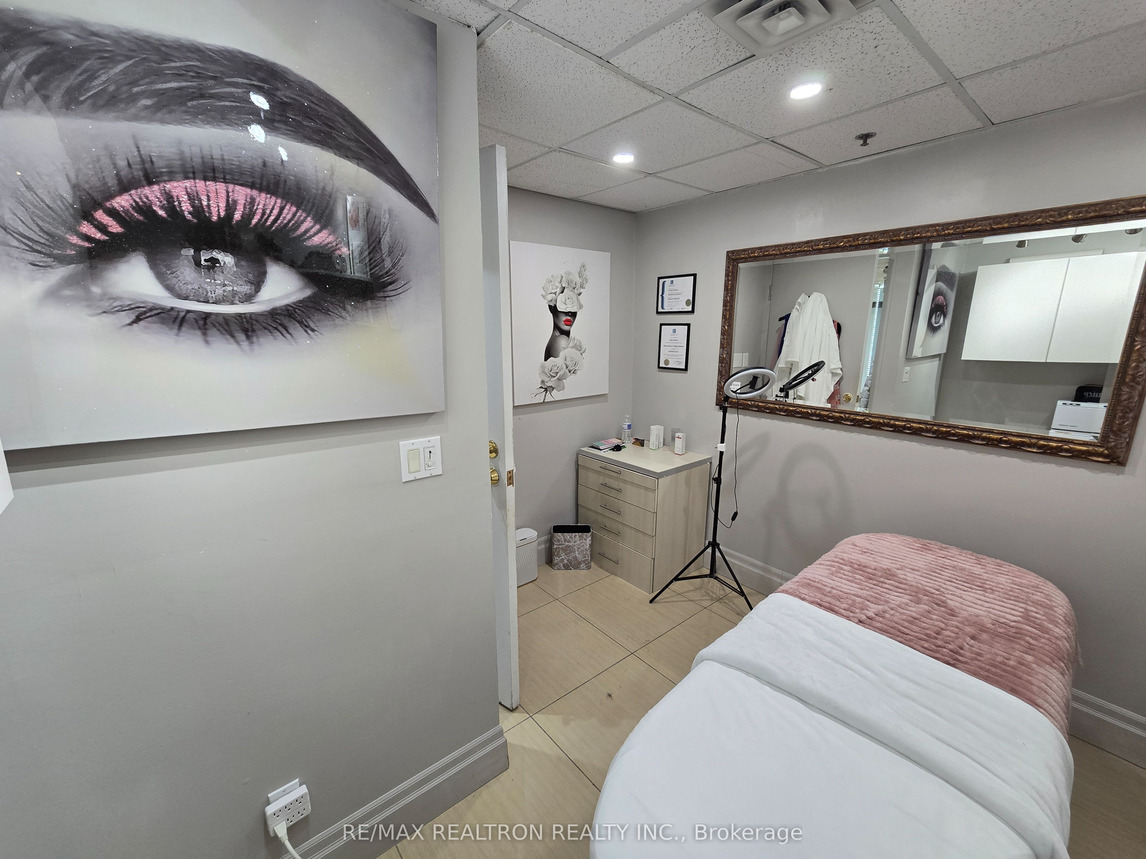 #13 - 444 Yonge Street Property Photo 6