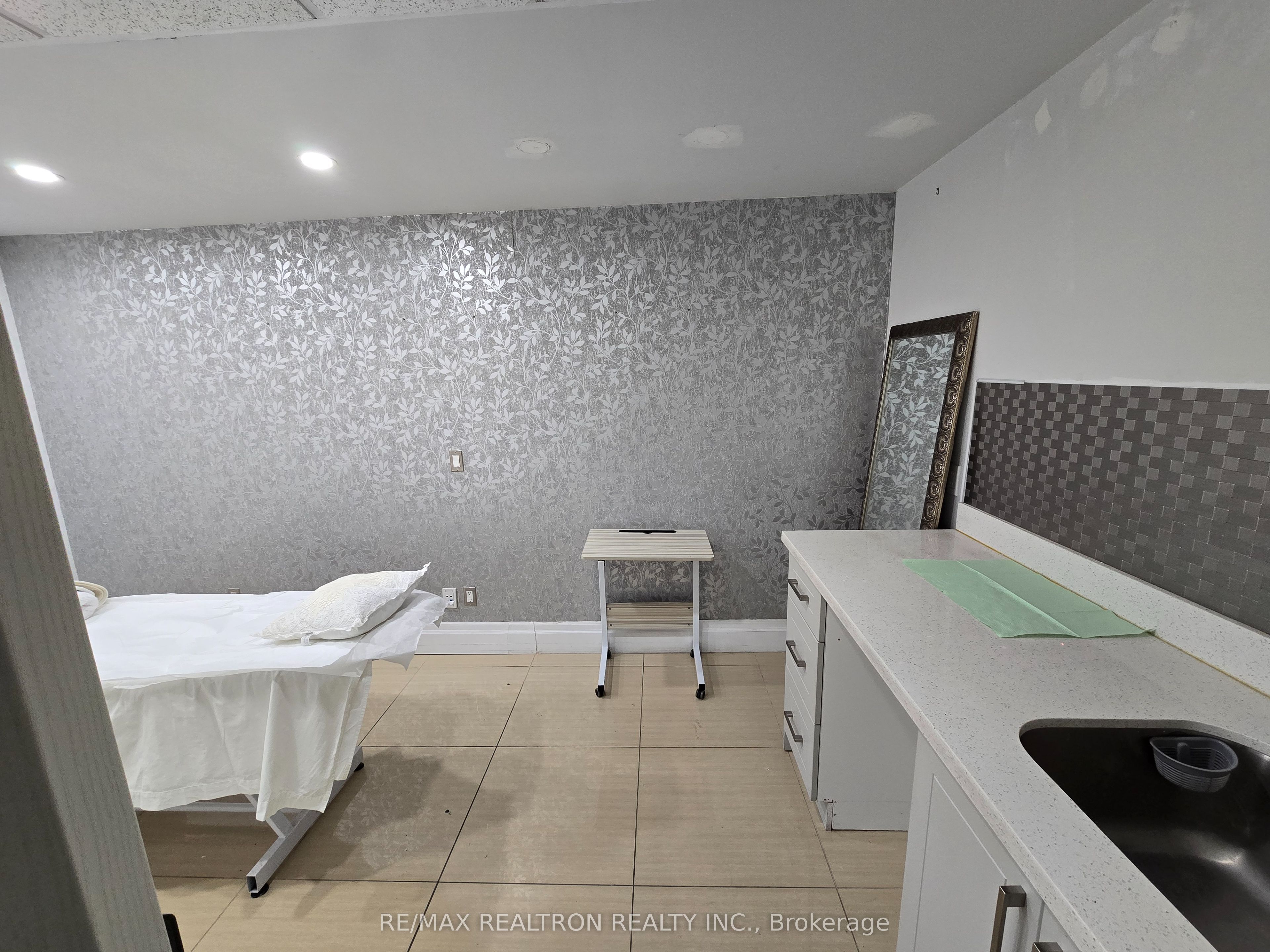 #13 - 444 Yonge Street Property Photo 7