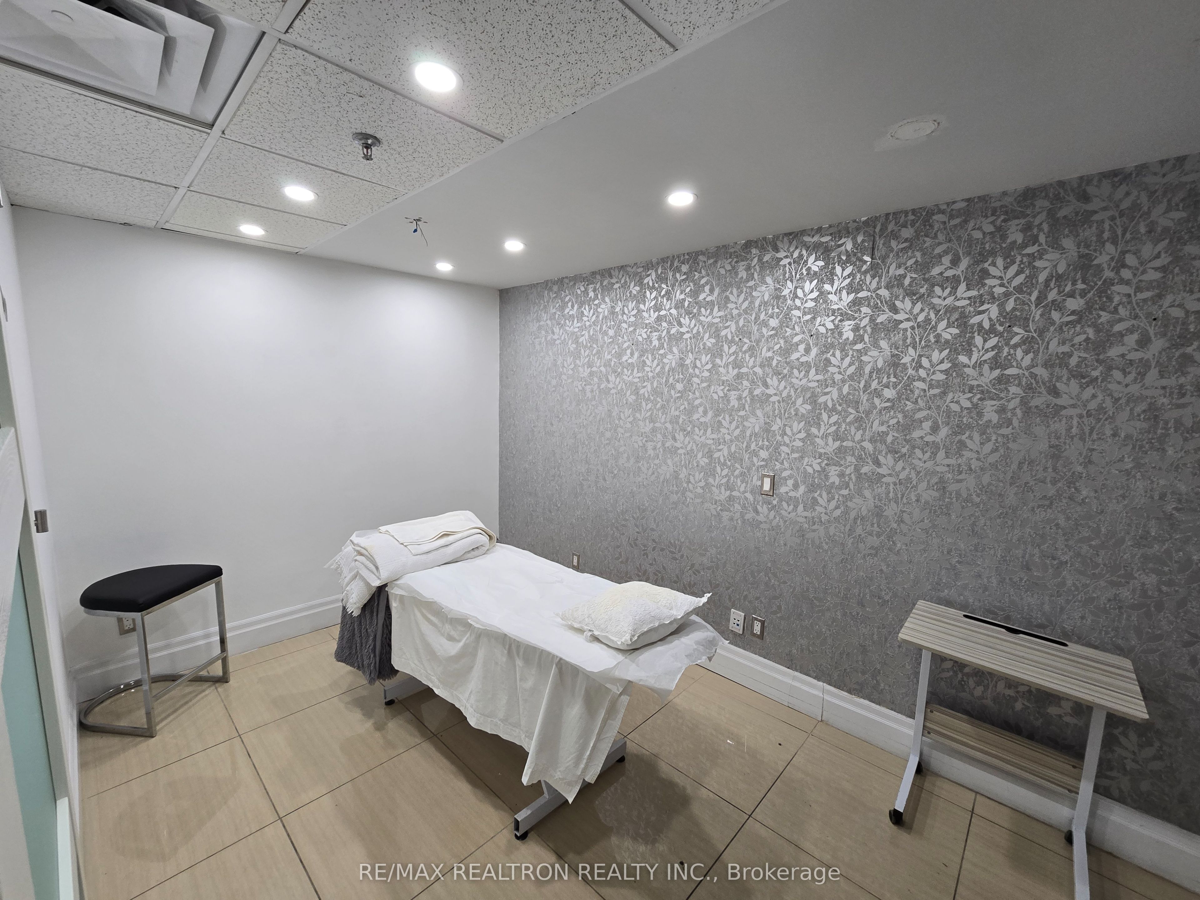 #13 - 444 Yonge Street Property Photo 8