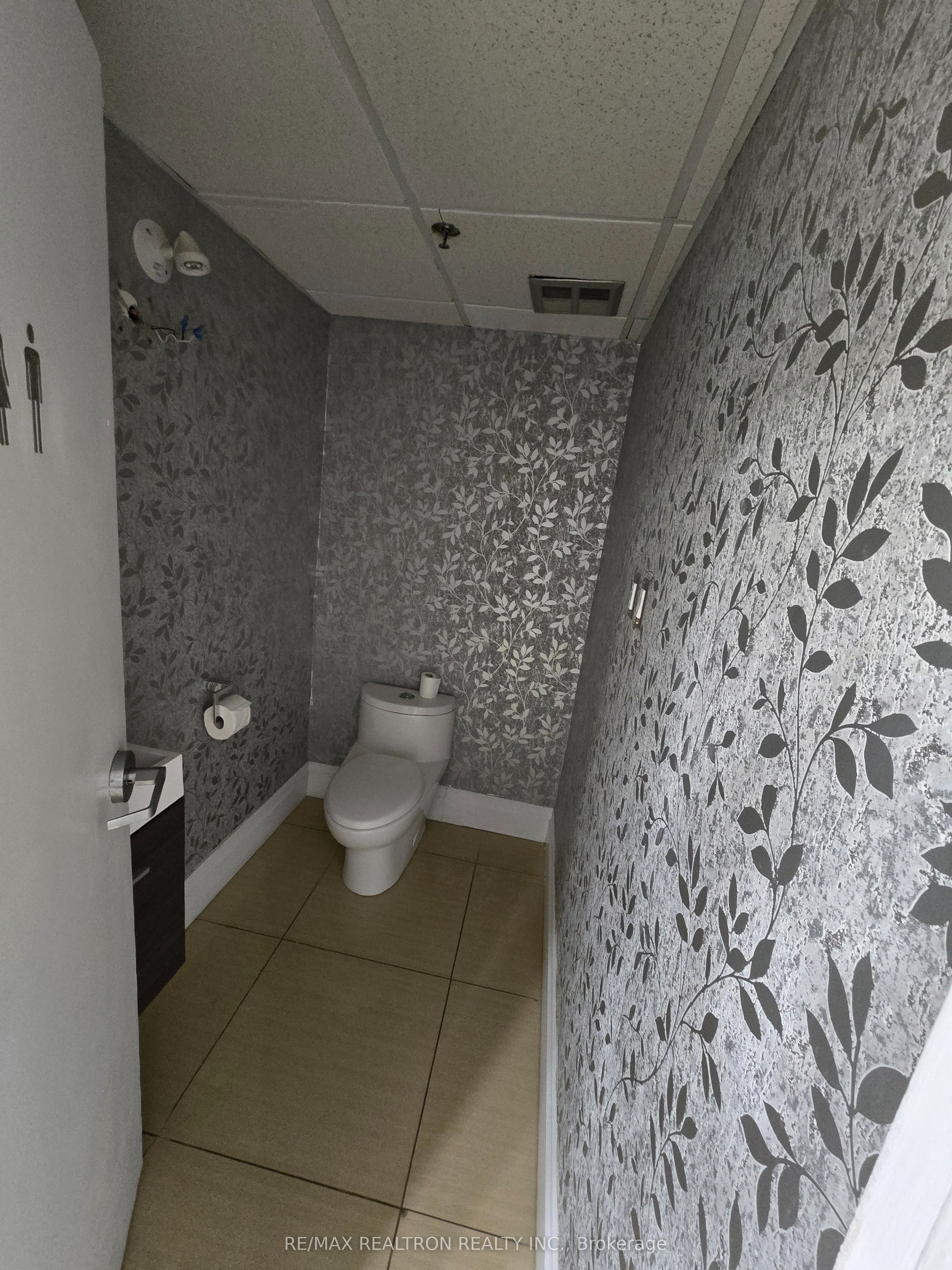 #13 - 444 Yonge Street Property Photo 10