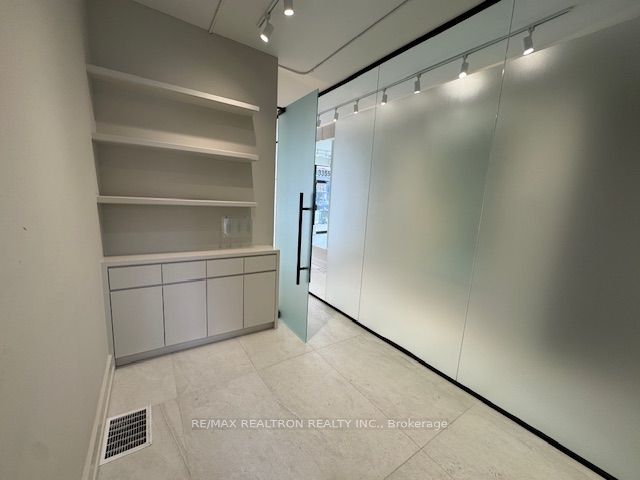 3355 Yonge Street Property Photo 6