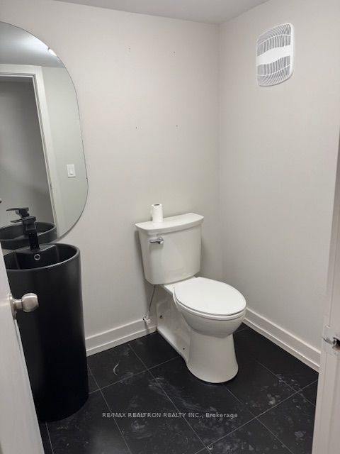 3355 Yonge Street Property Photo 9