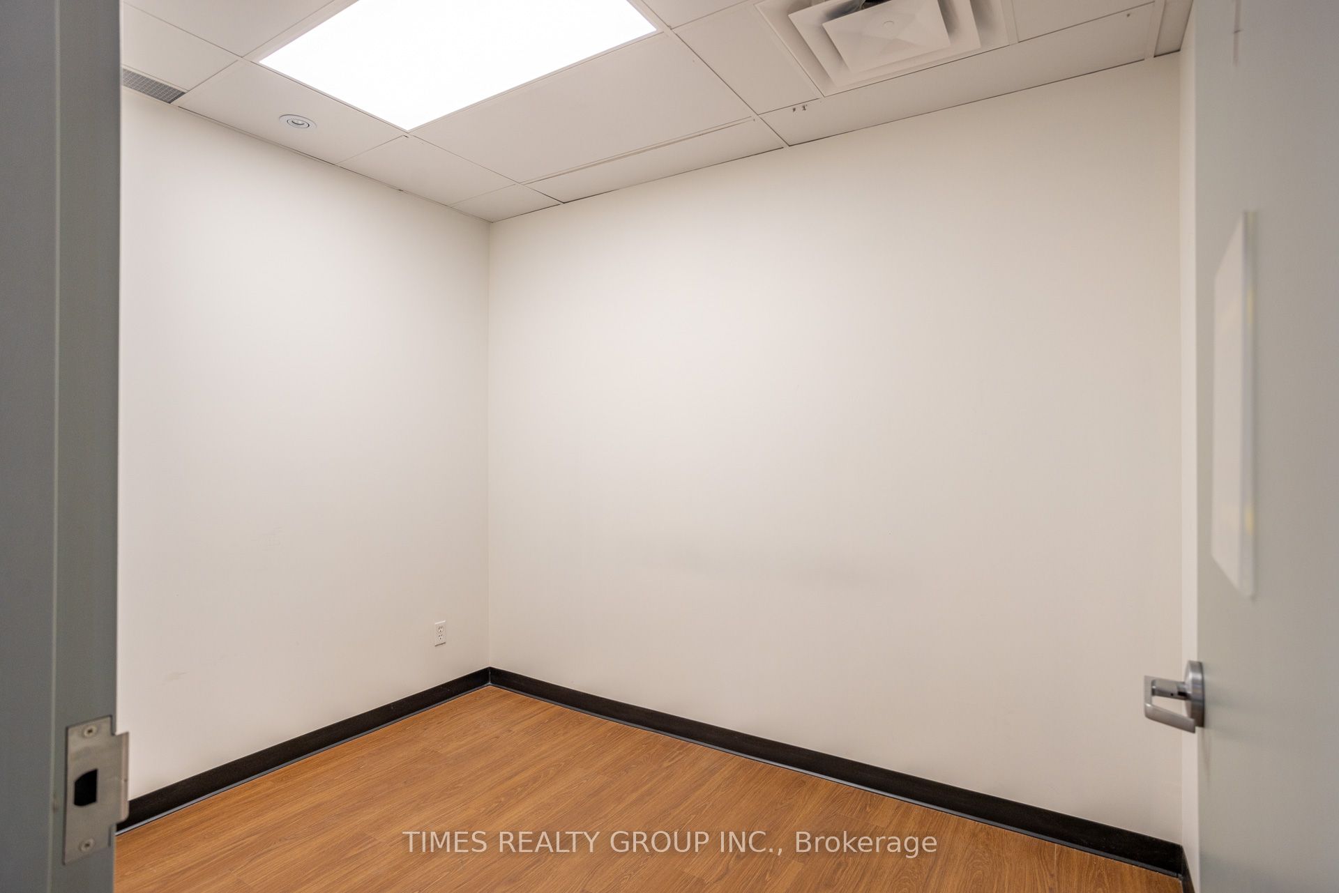 #300 - 801 Eglinton Avenue Property Photo 12