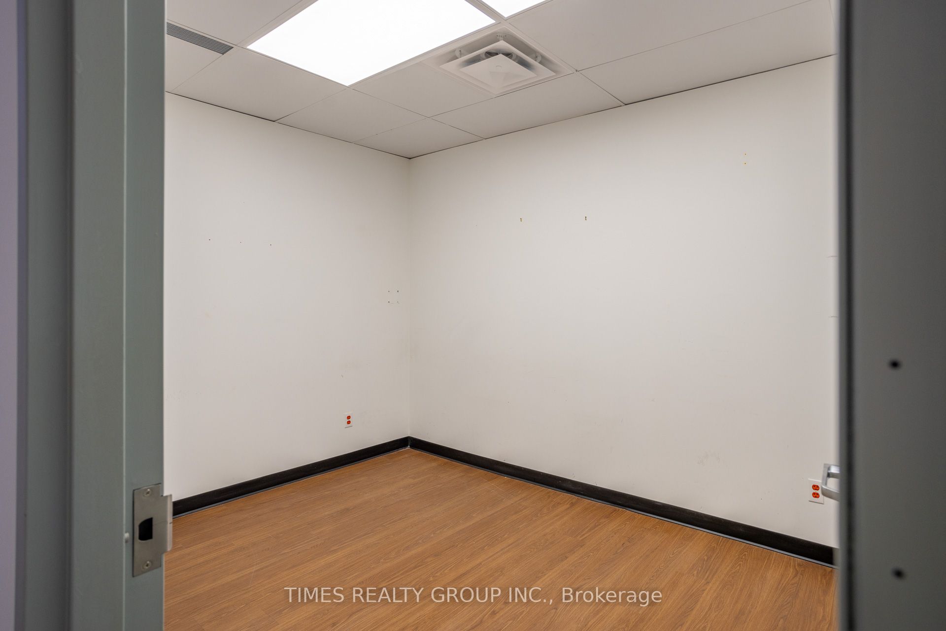 #300 - 801 Eglinton Avenue Property Photo 14