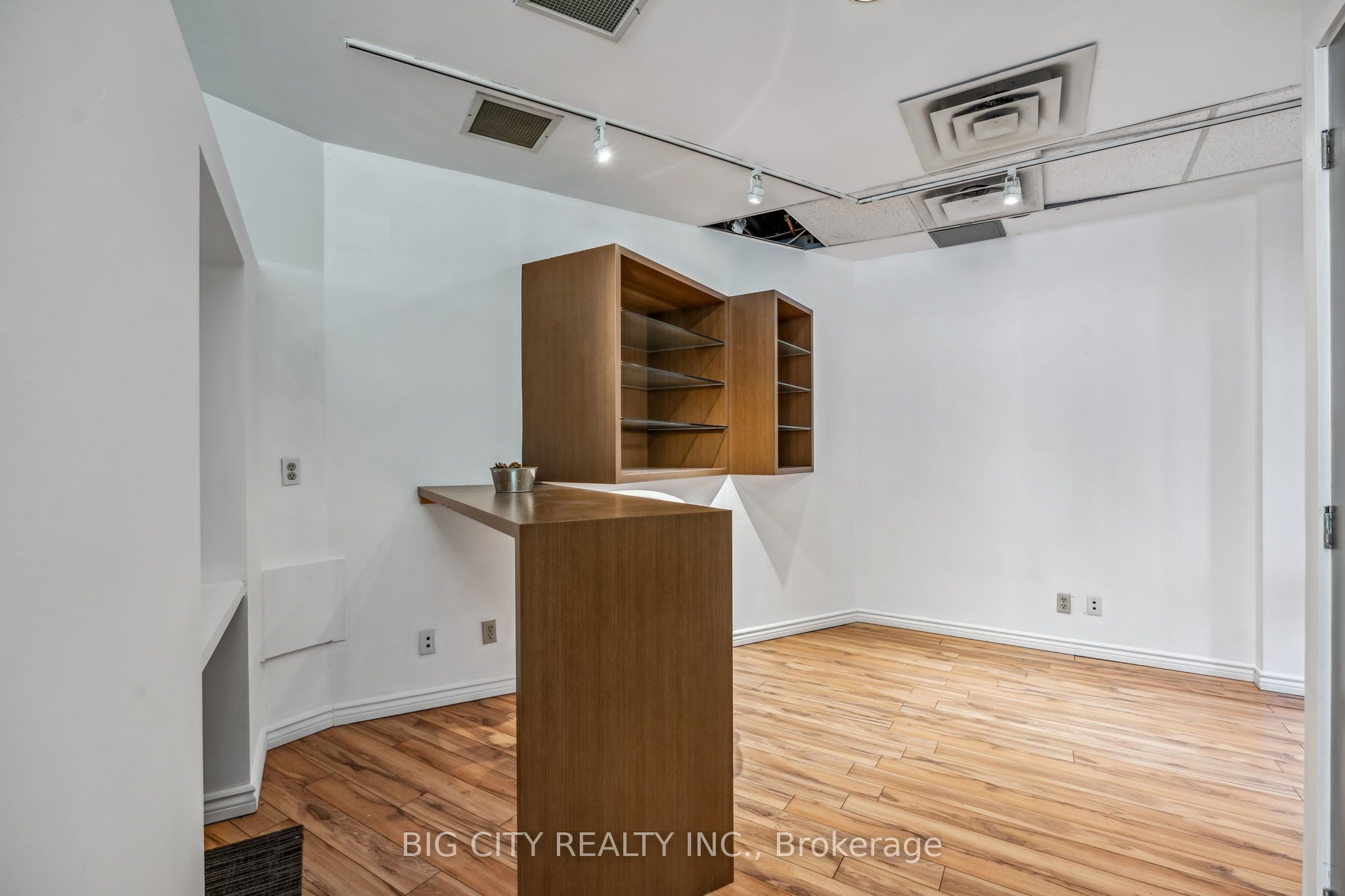 #201 - 100 Front Street Property Photo 17