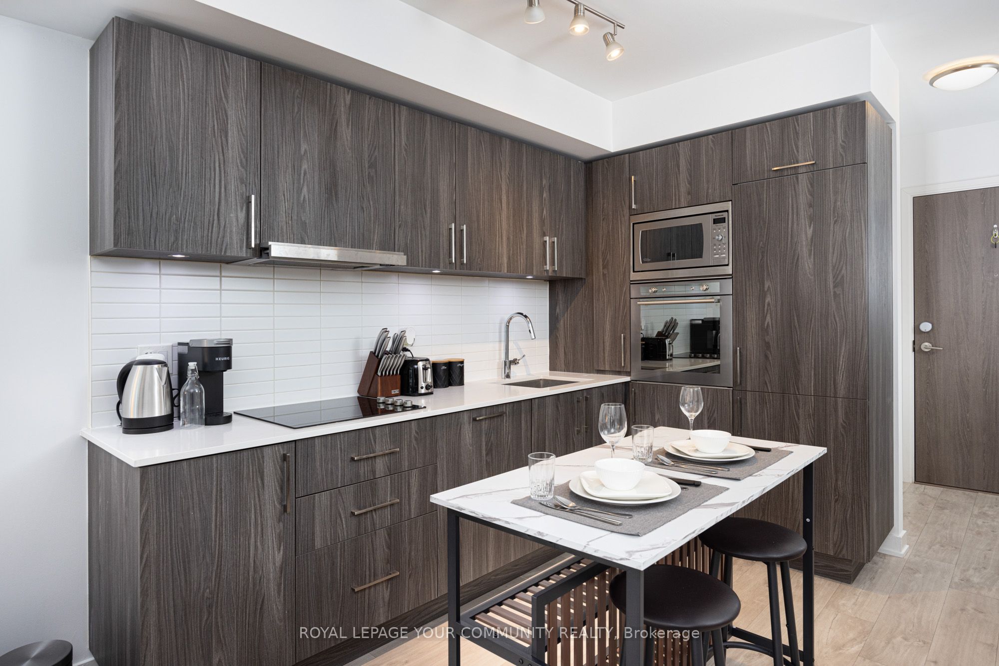 #517w - 27 Bathurst Street Property Photo 10